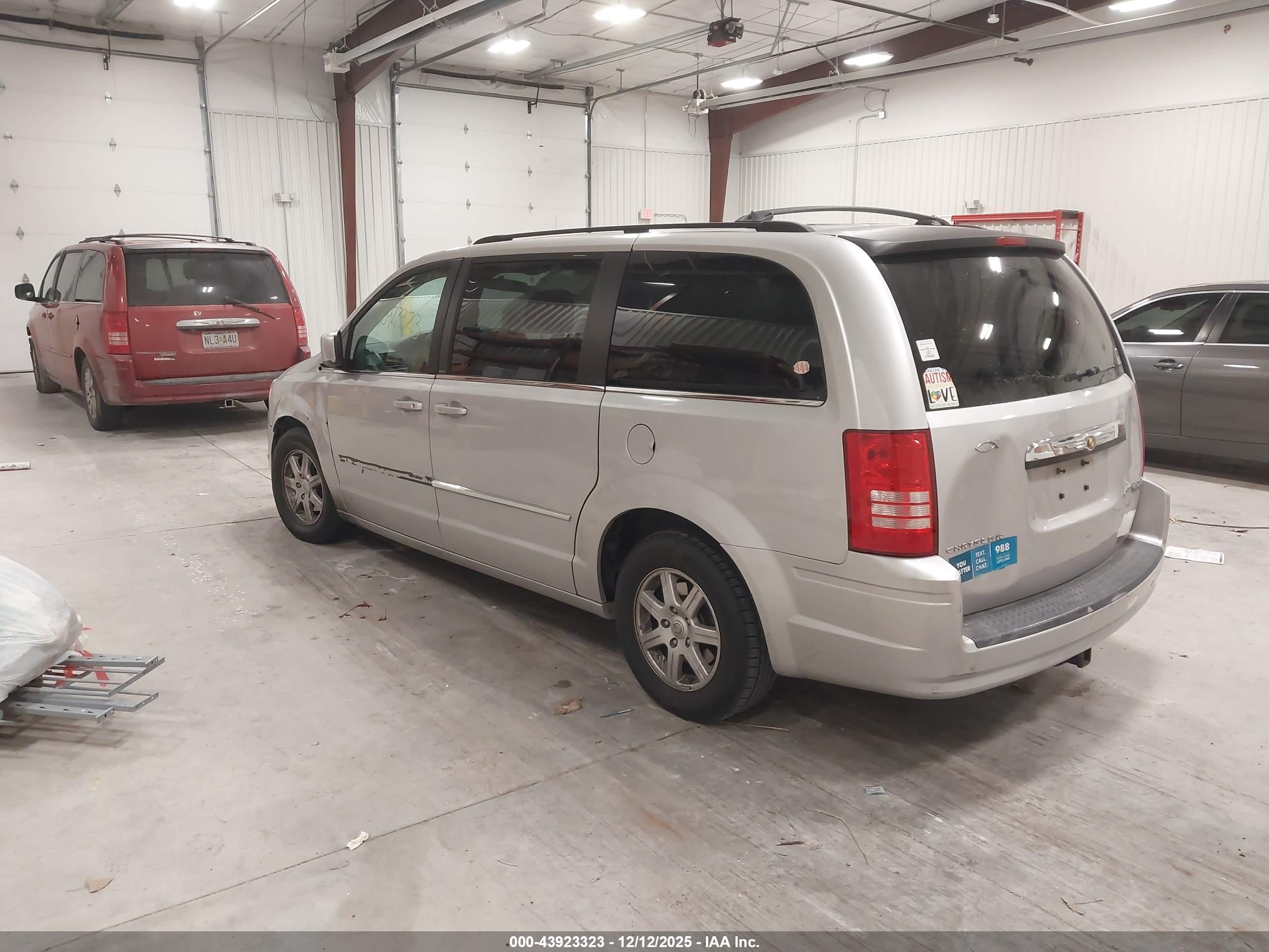 CHRYSLER TOWN image 3