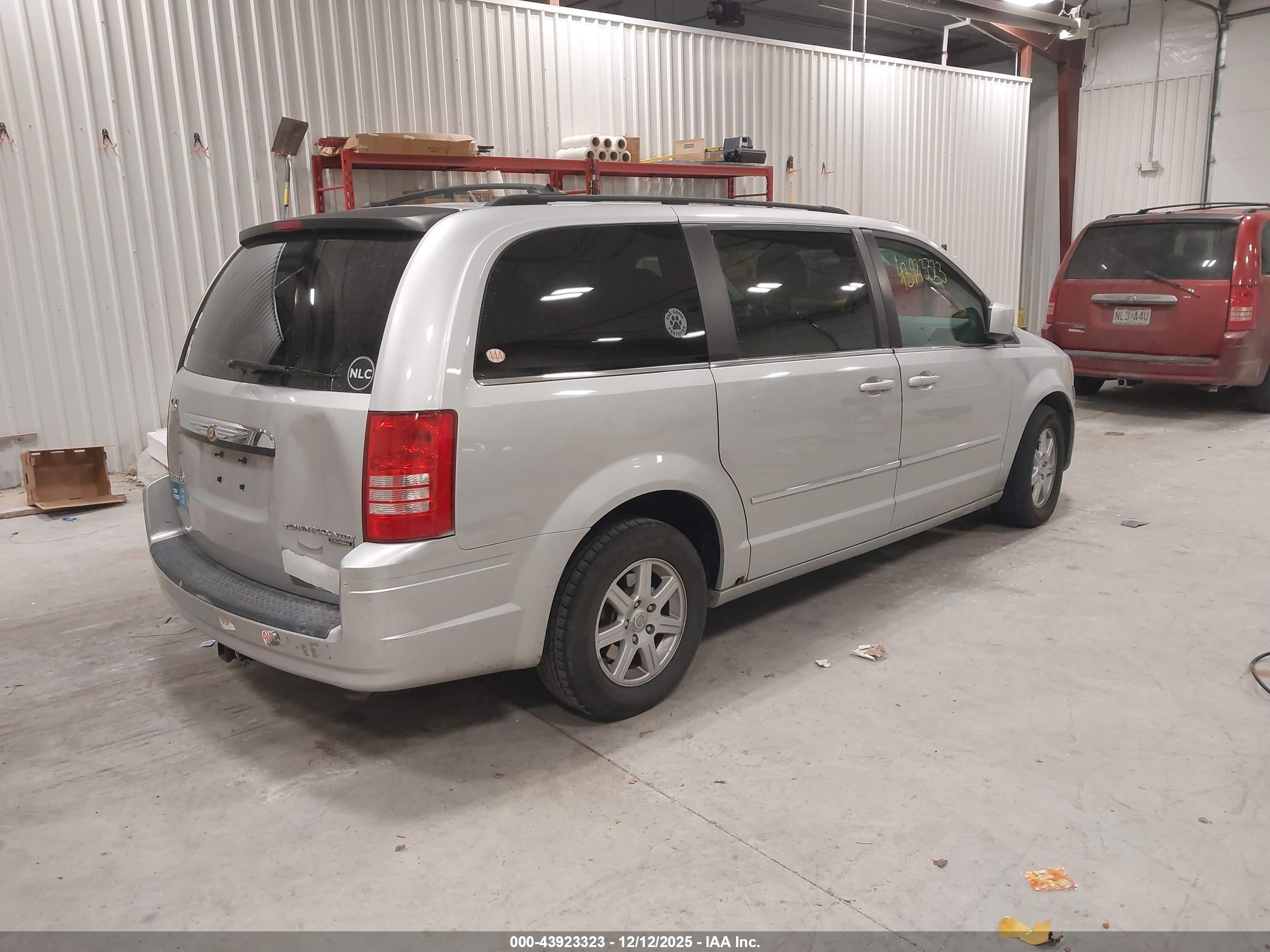 CHRYSLER TOWN image 4