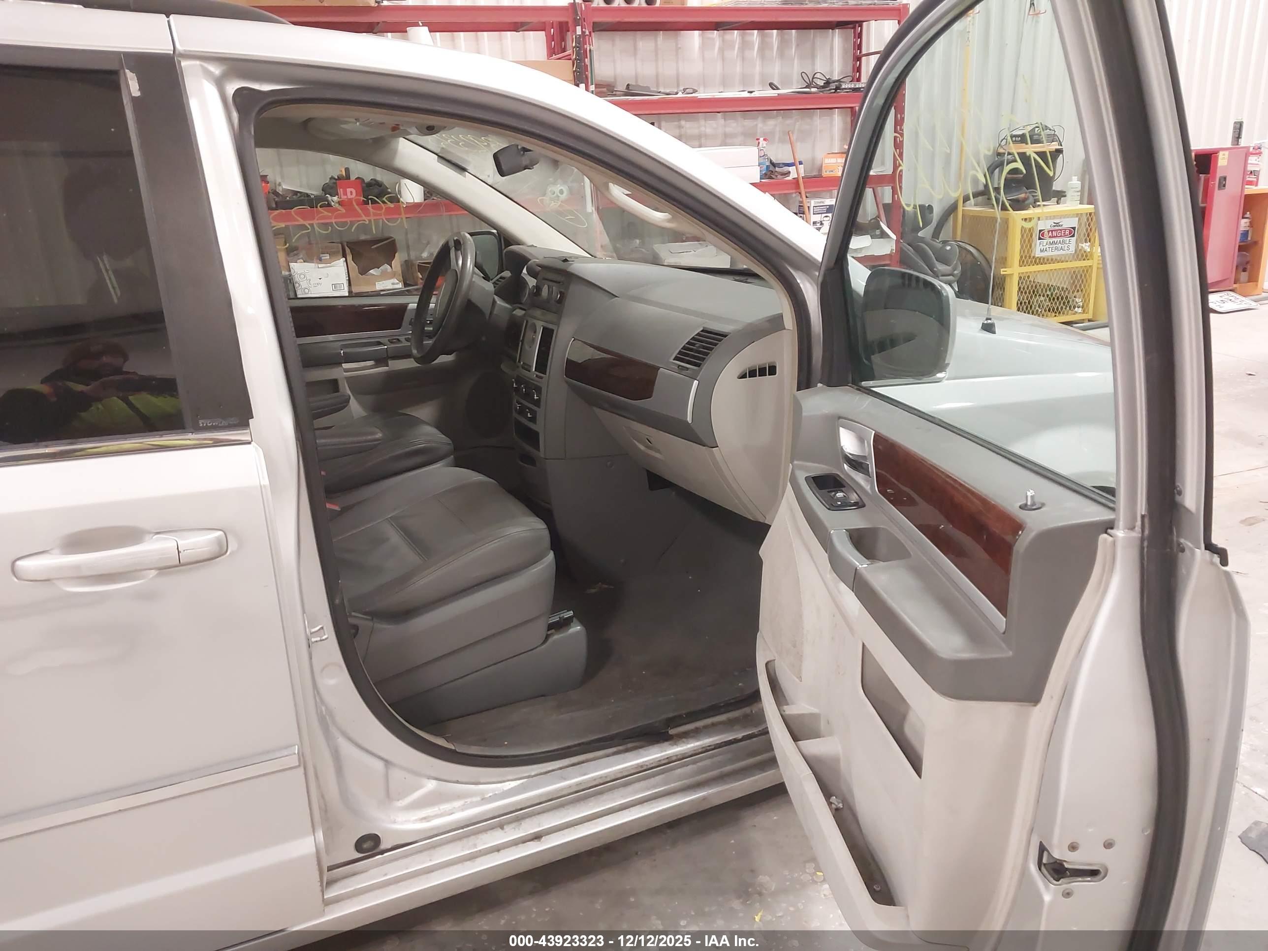 CHRYSLER TOWN image 5