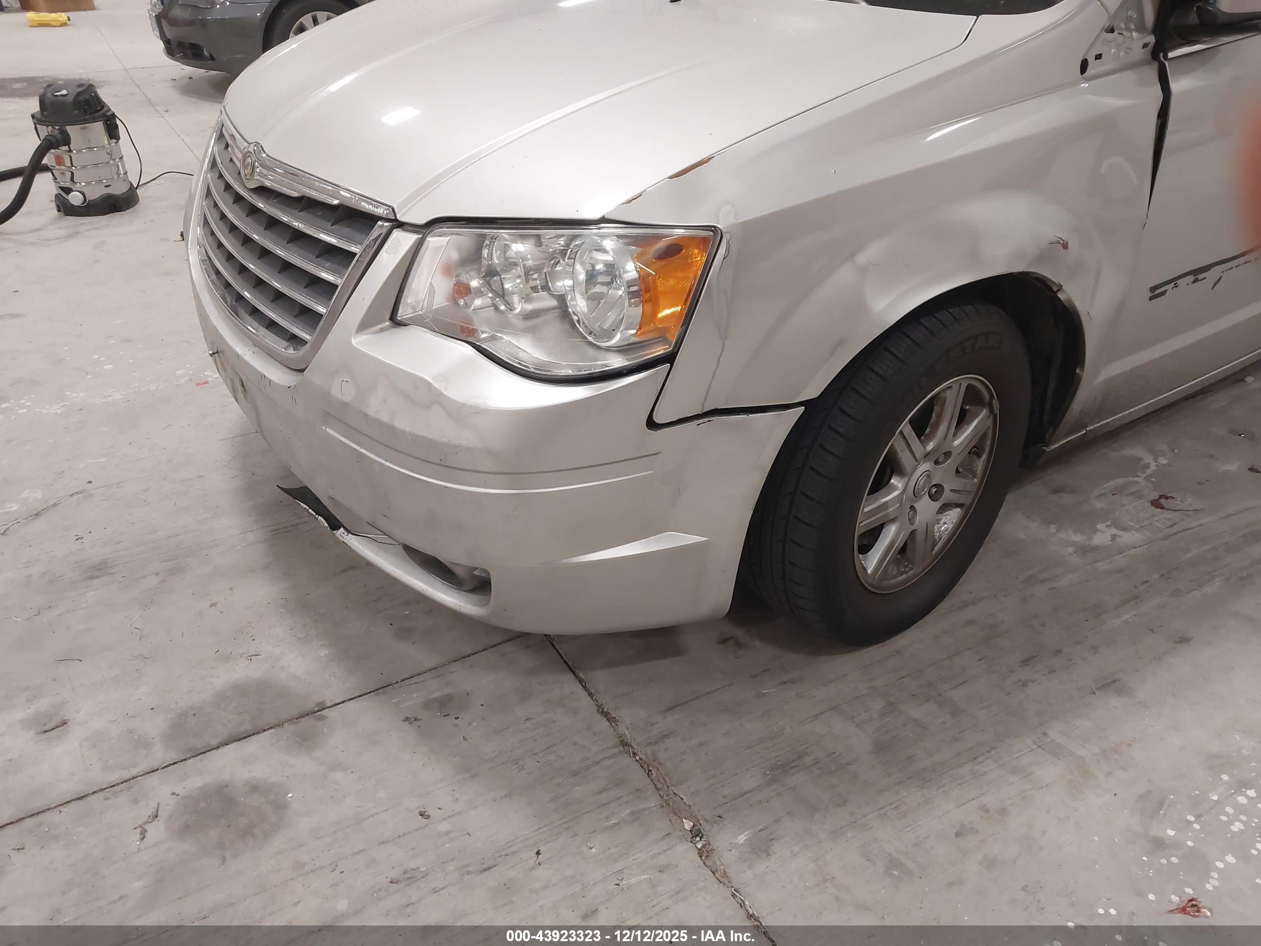 CHRYSLER TOWN image 6
