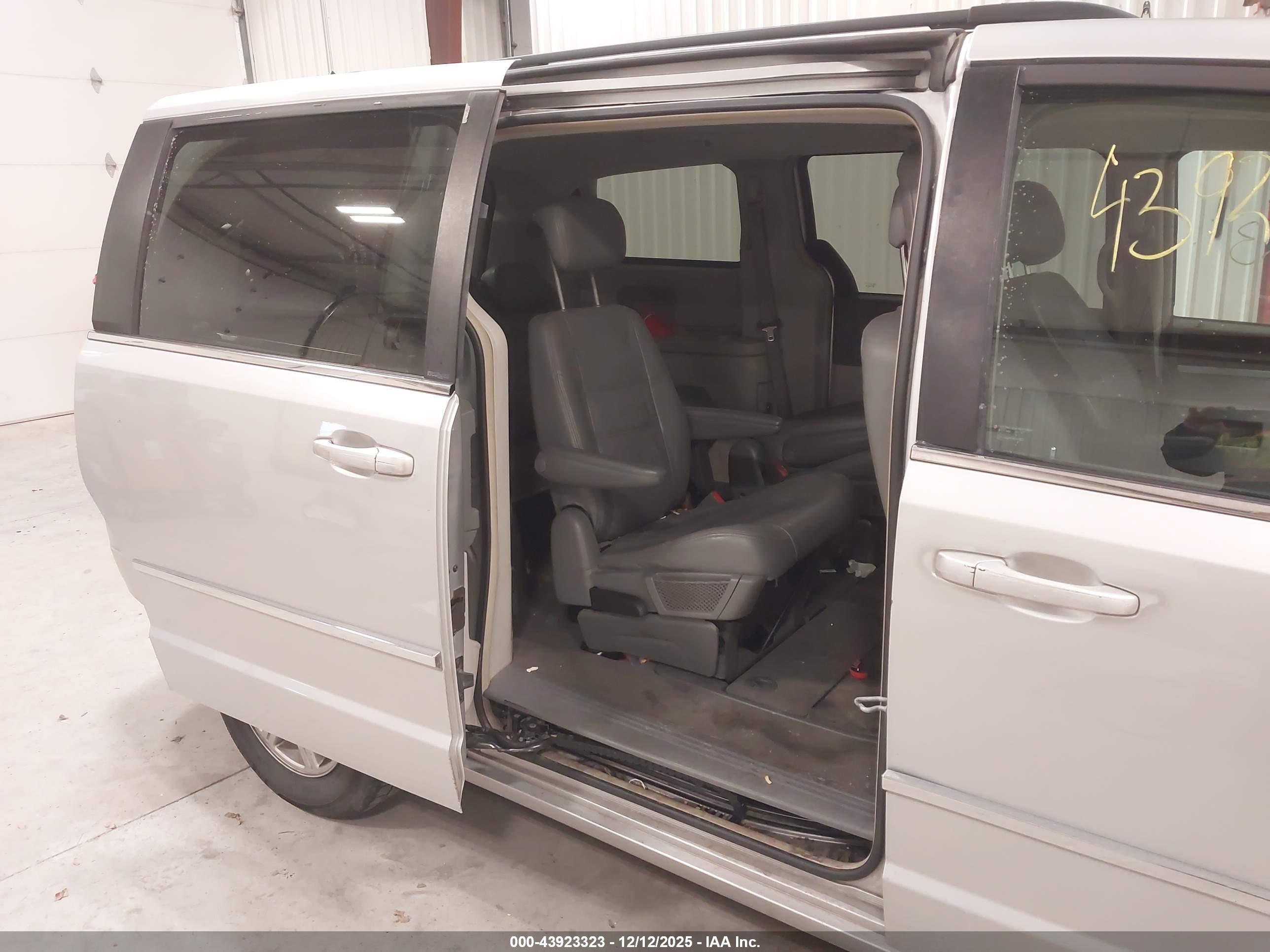CHRYSLER TOWN image 8
