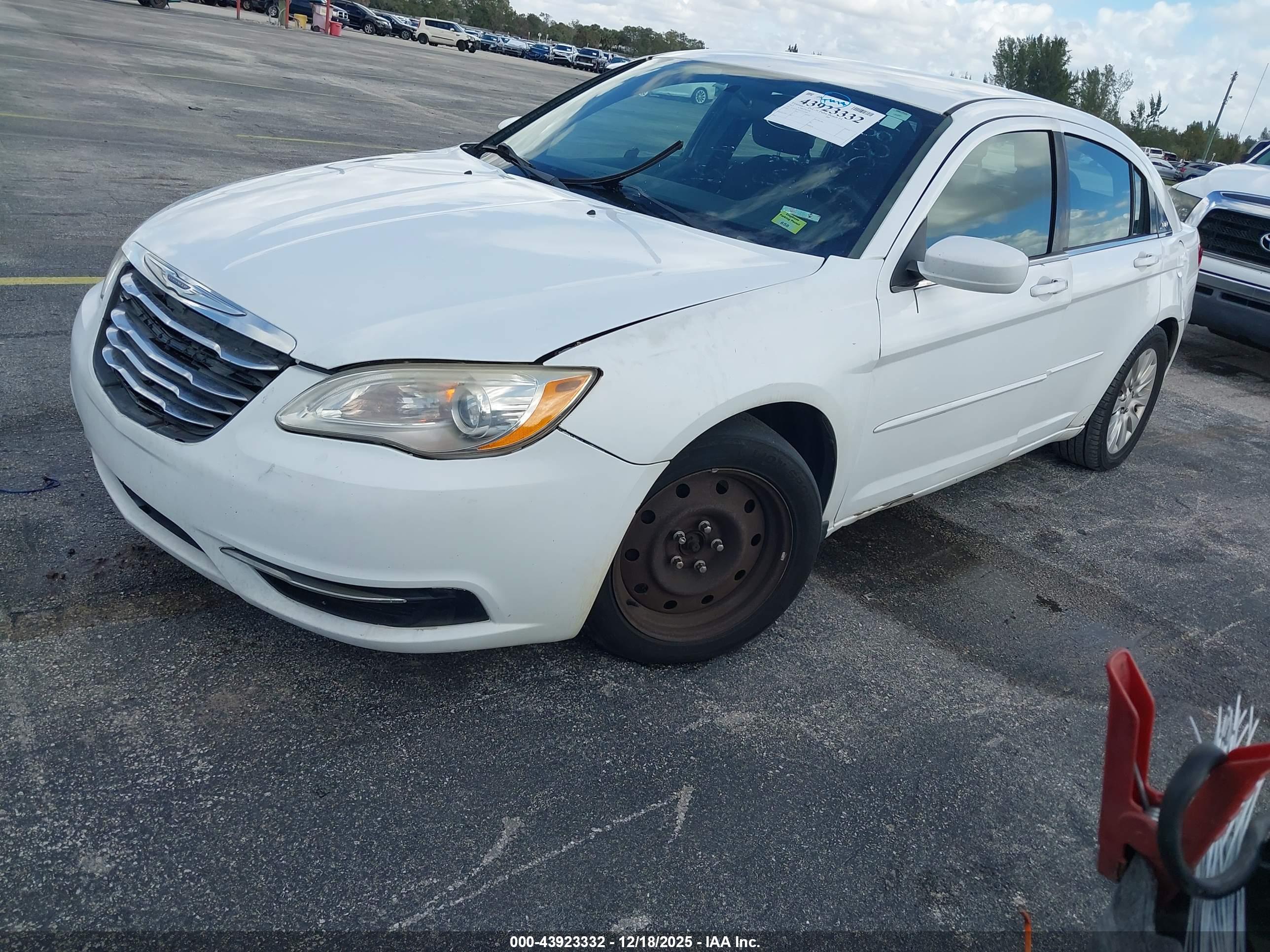 CHRYSLER 200 image 2