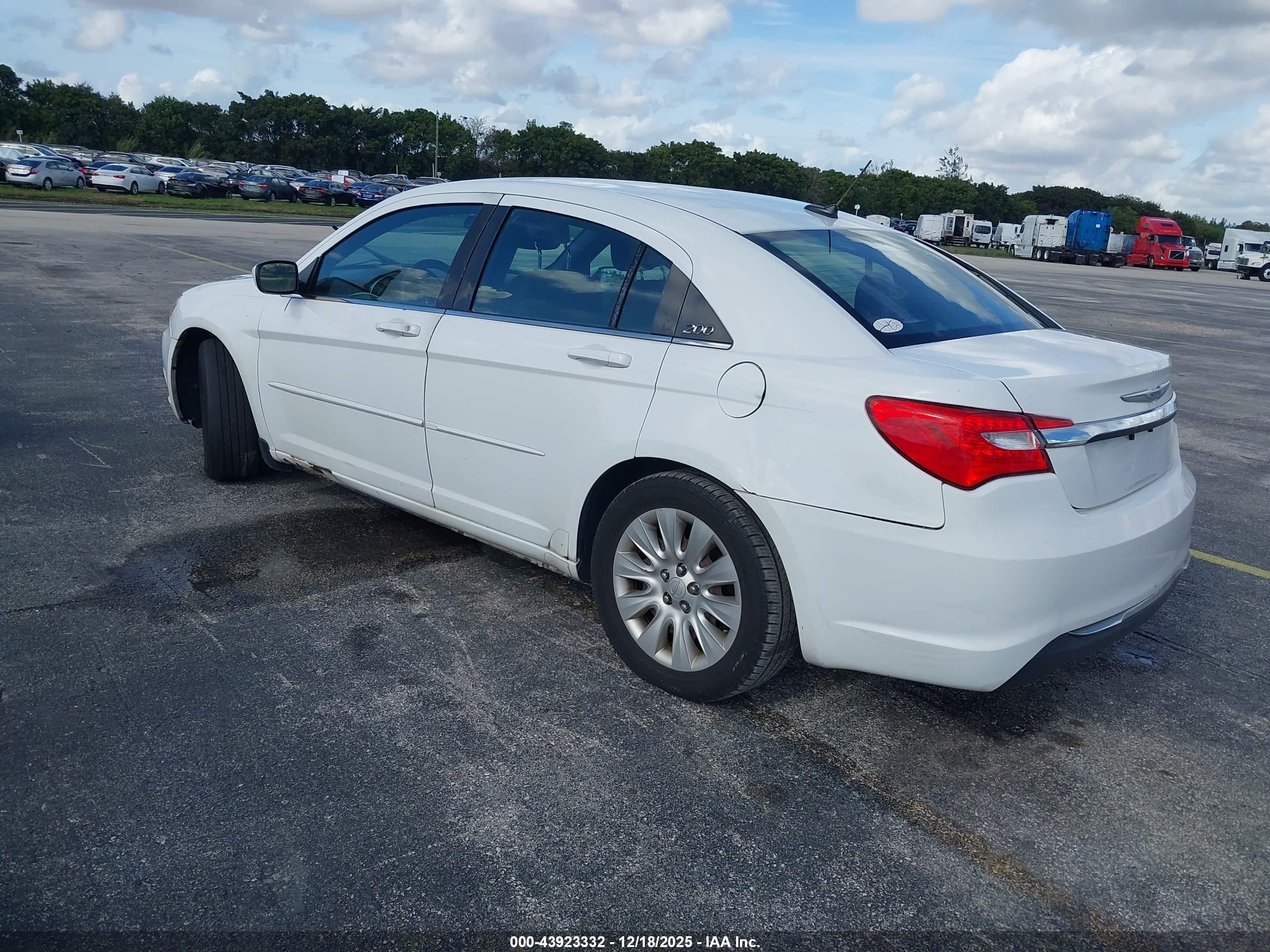 CHRYSLER 200 image 3