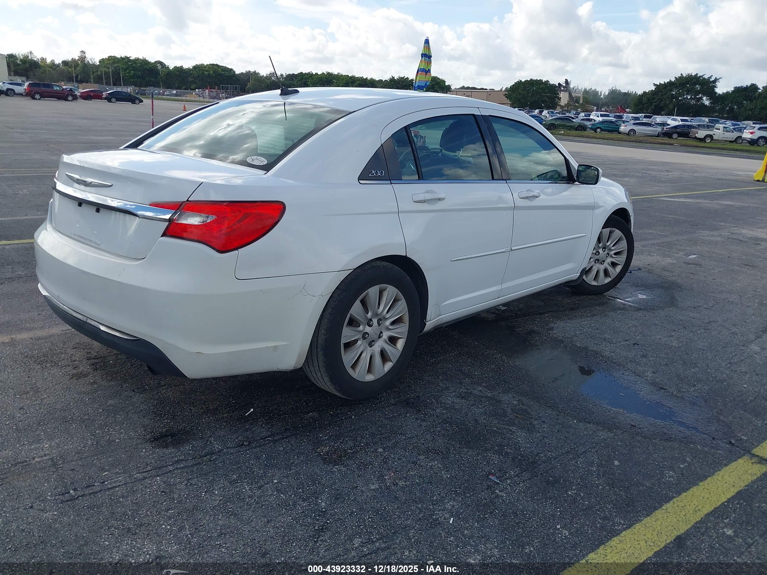 CHRYSLER 200 image 4