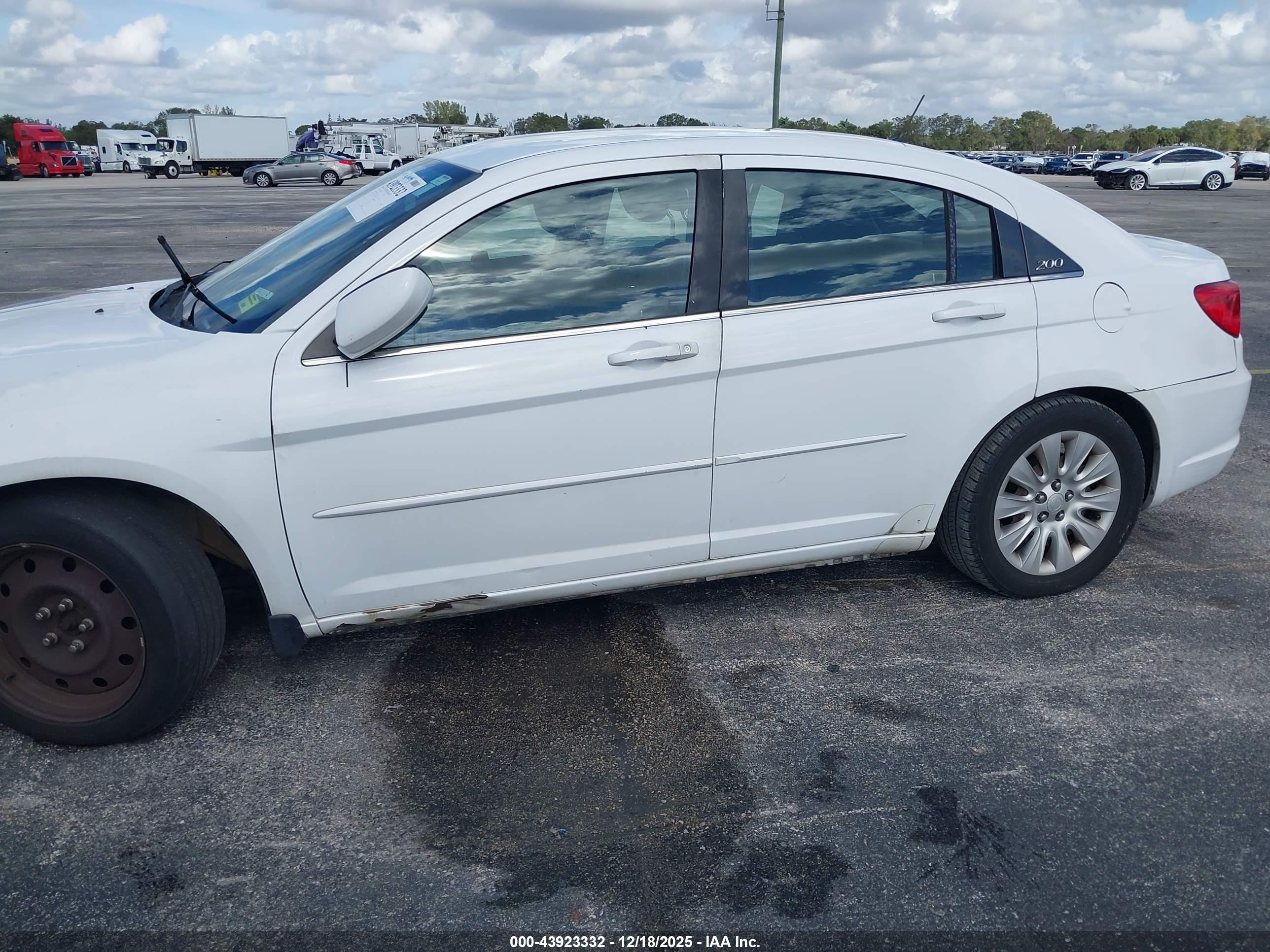 CHRYSLER 200 image 6