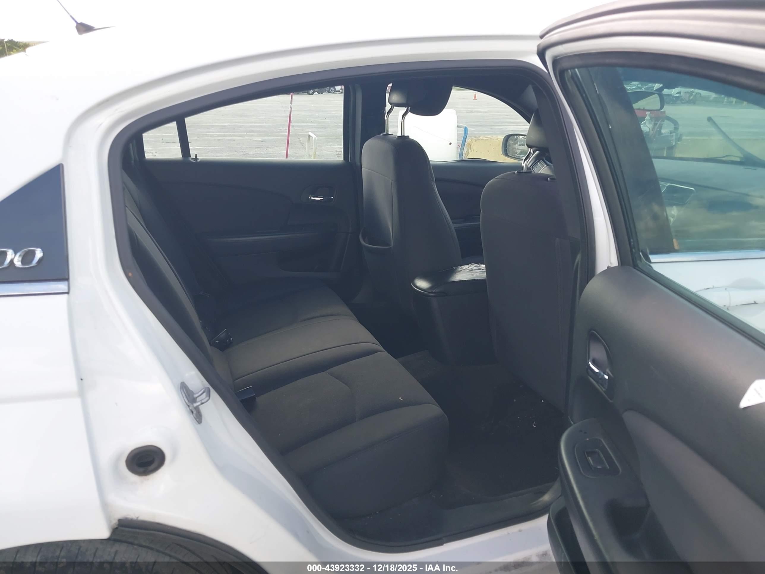 CHRYSLER 200 image 8