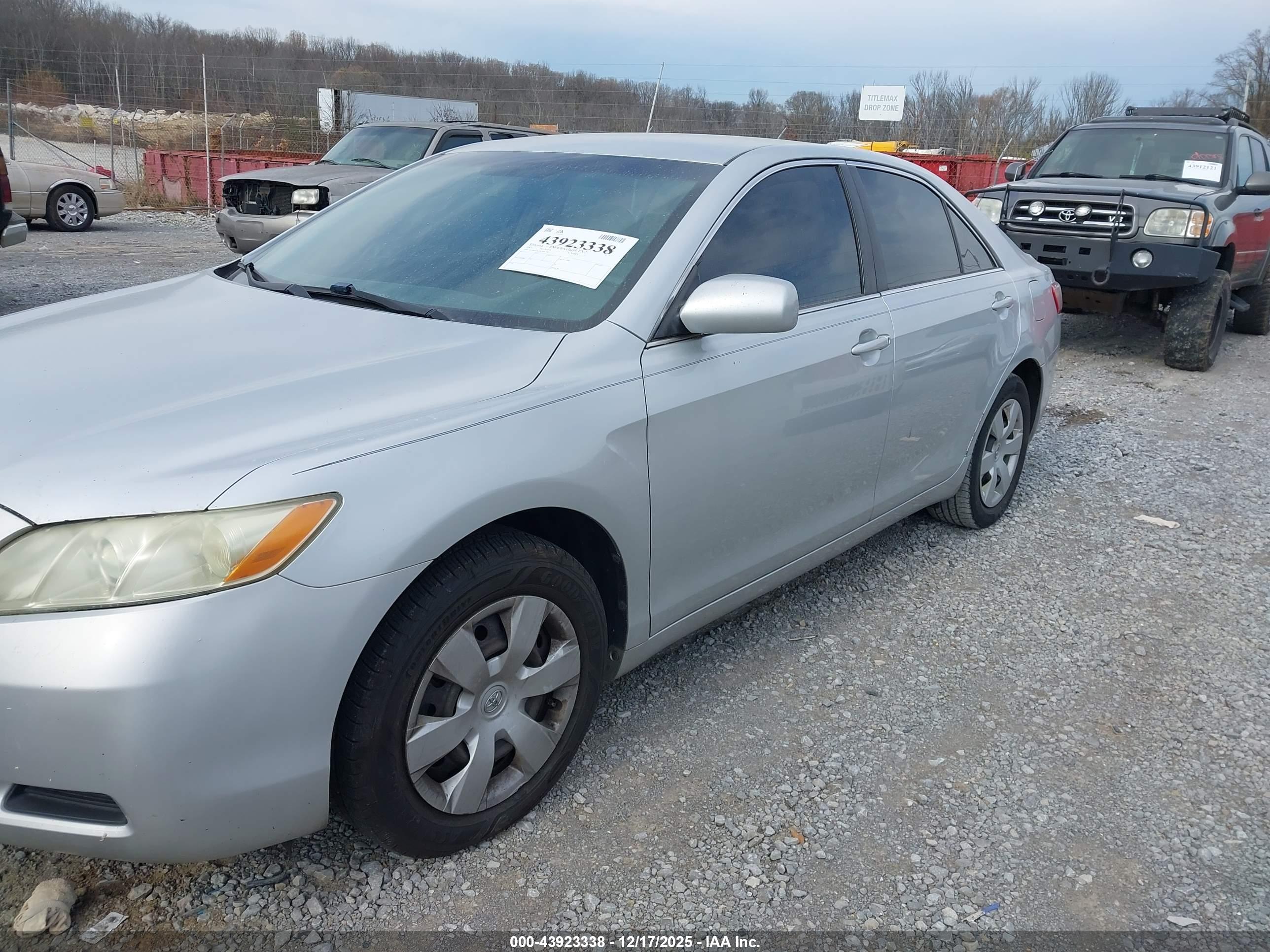 TOYOTA CAMRY image 2
