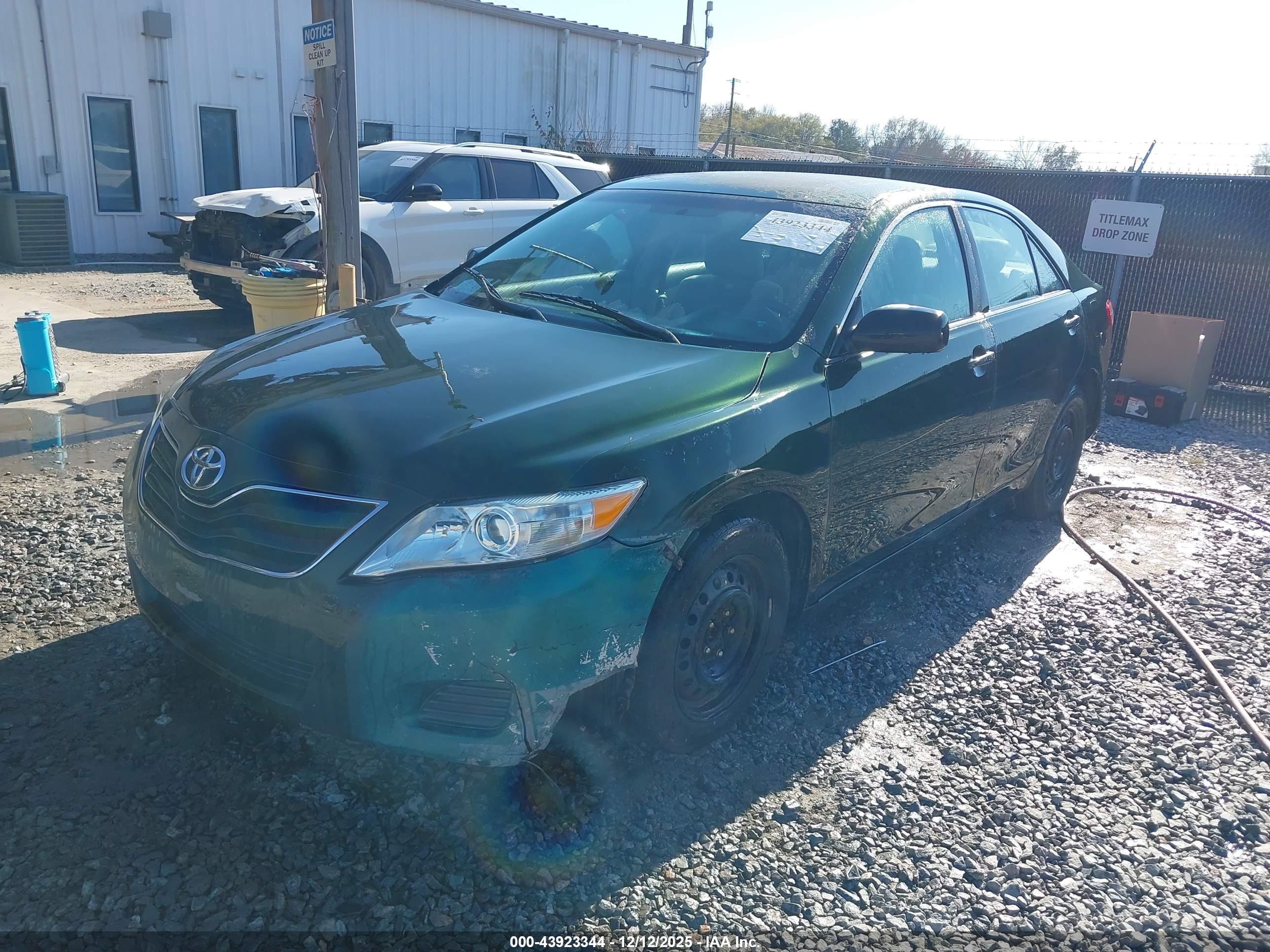 TOYOTA CAMRY image 2