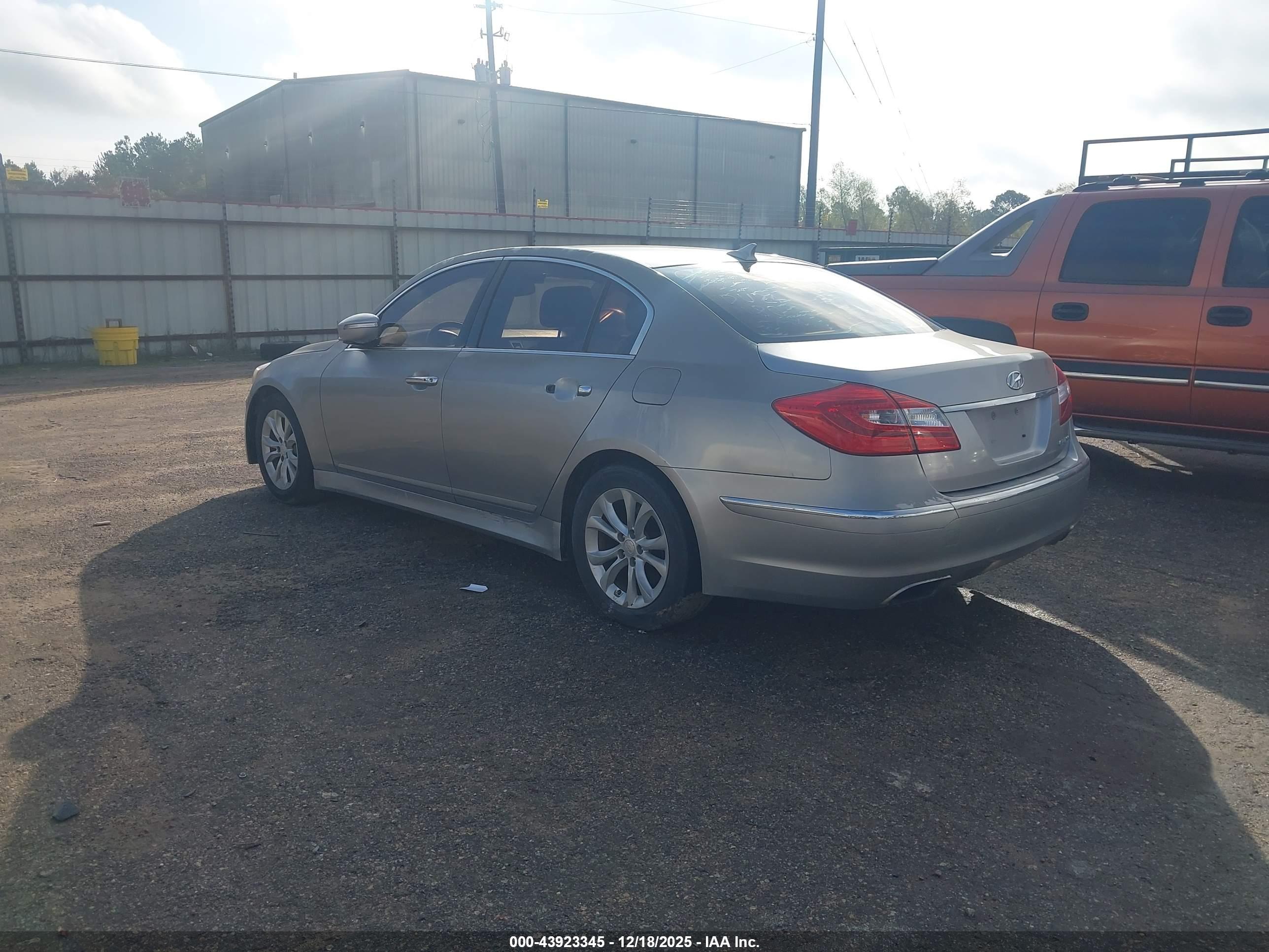 HYUNDAI GENESIS image 3