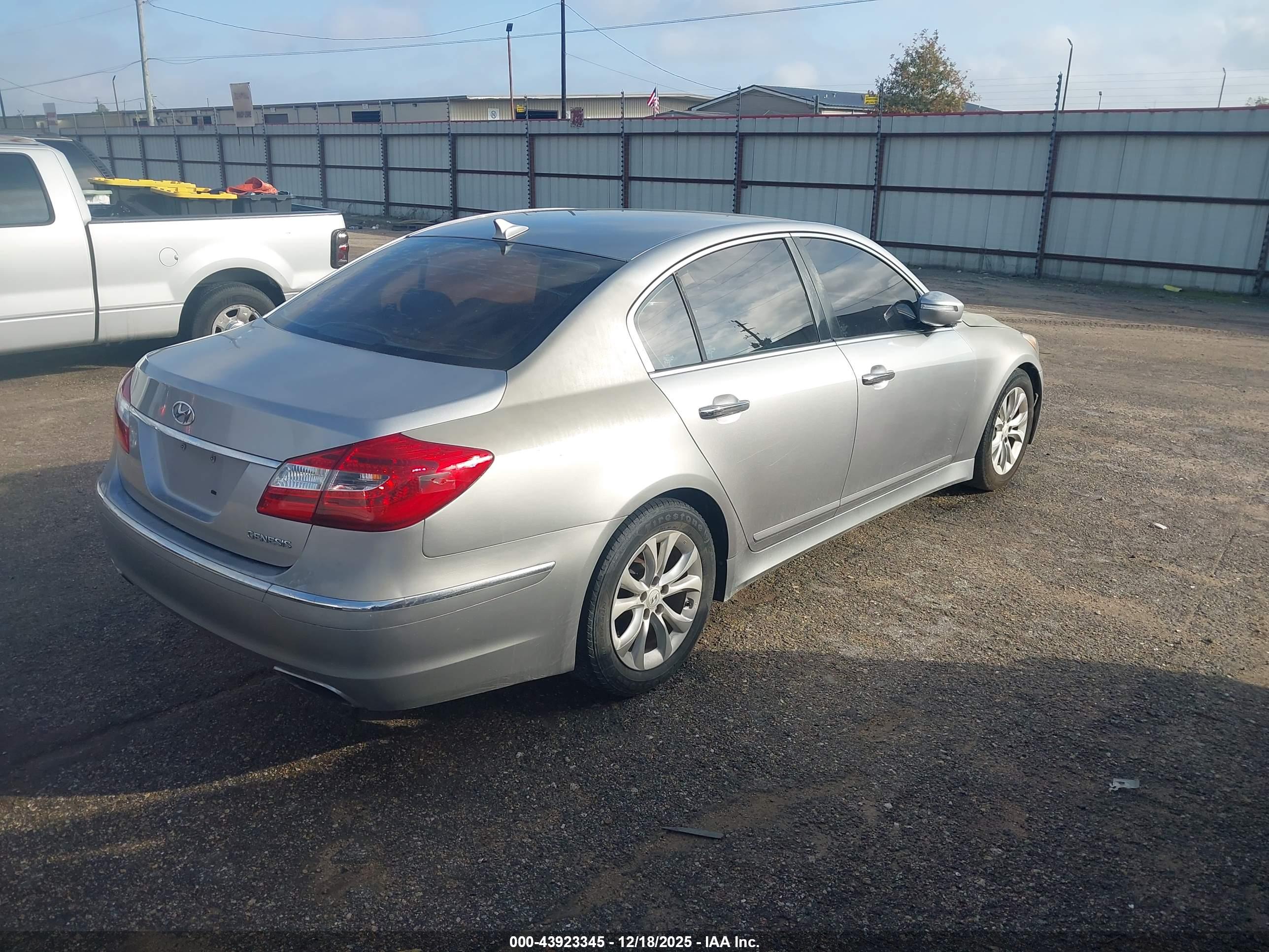 HYUNDAI GENESIS image 4