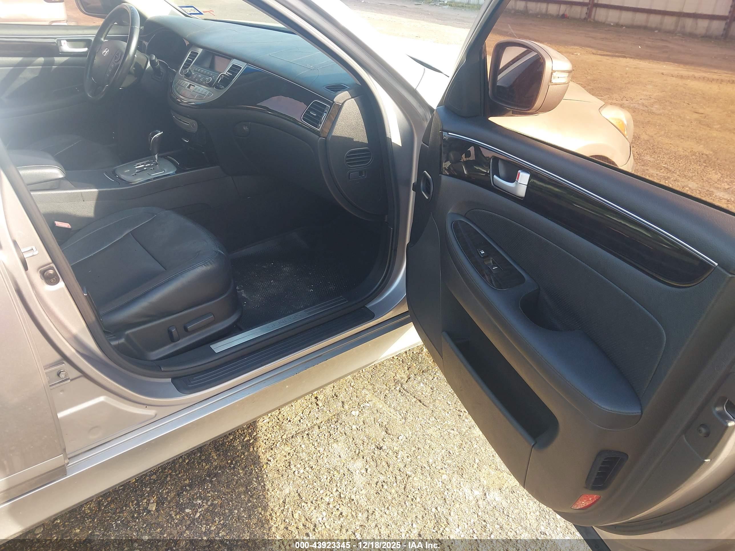 HYUNDAI GENESIS image 5