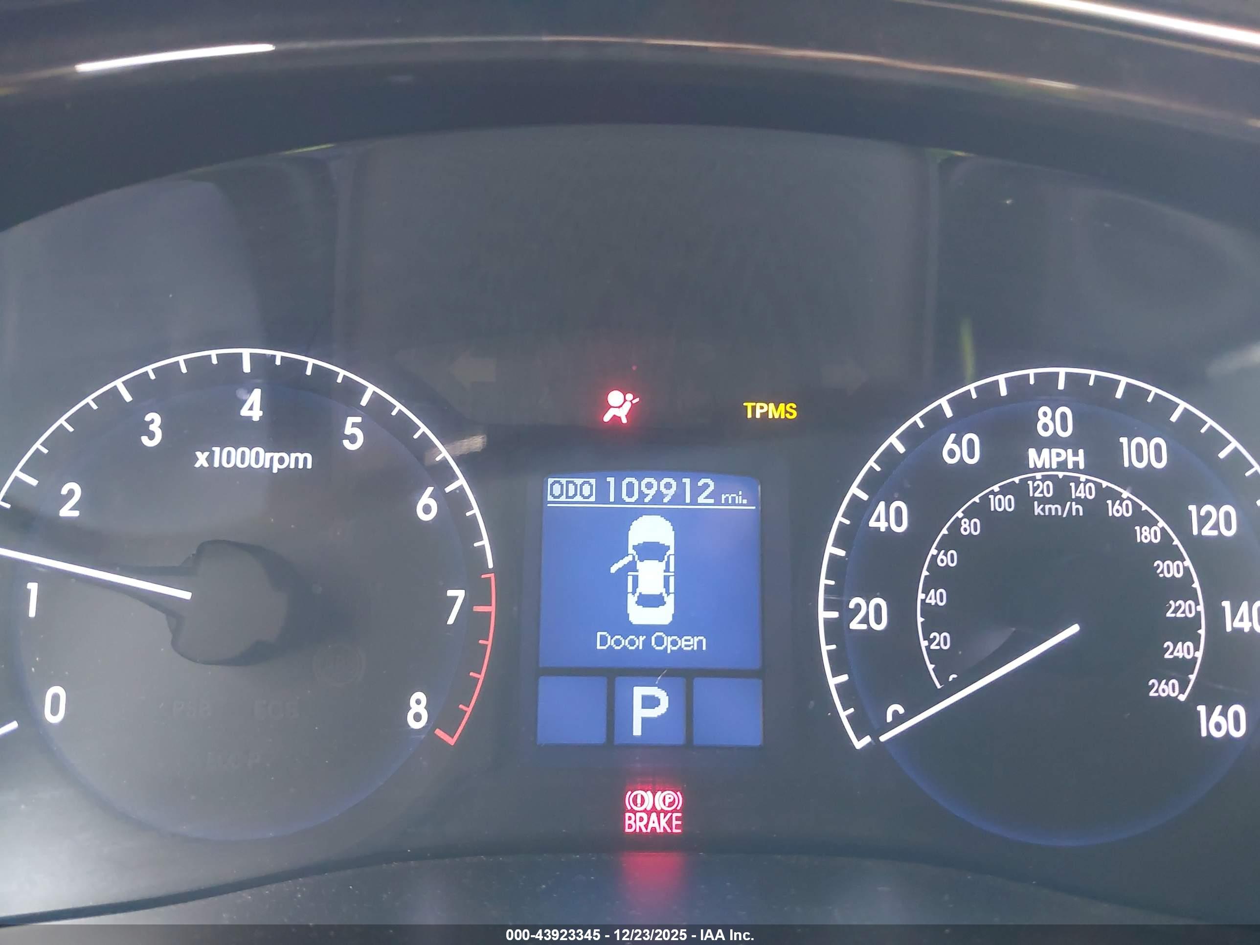 HYUNDAI GENESIS image 7