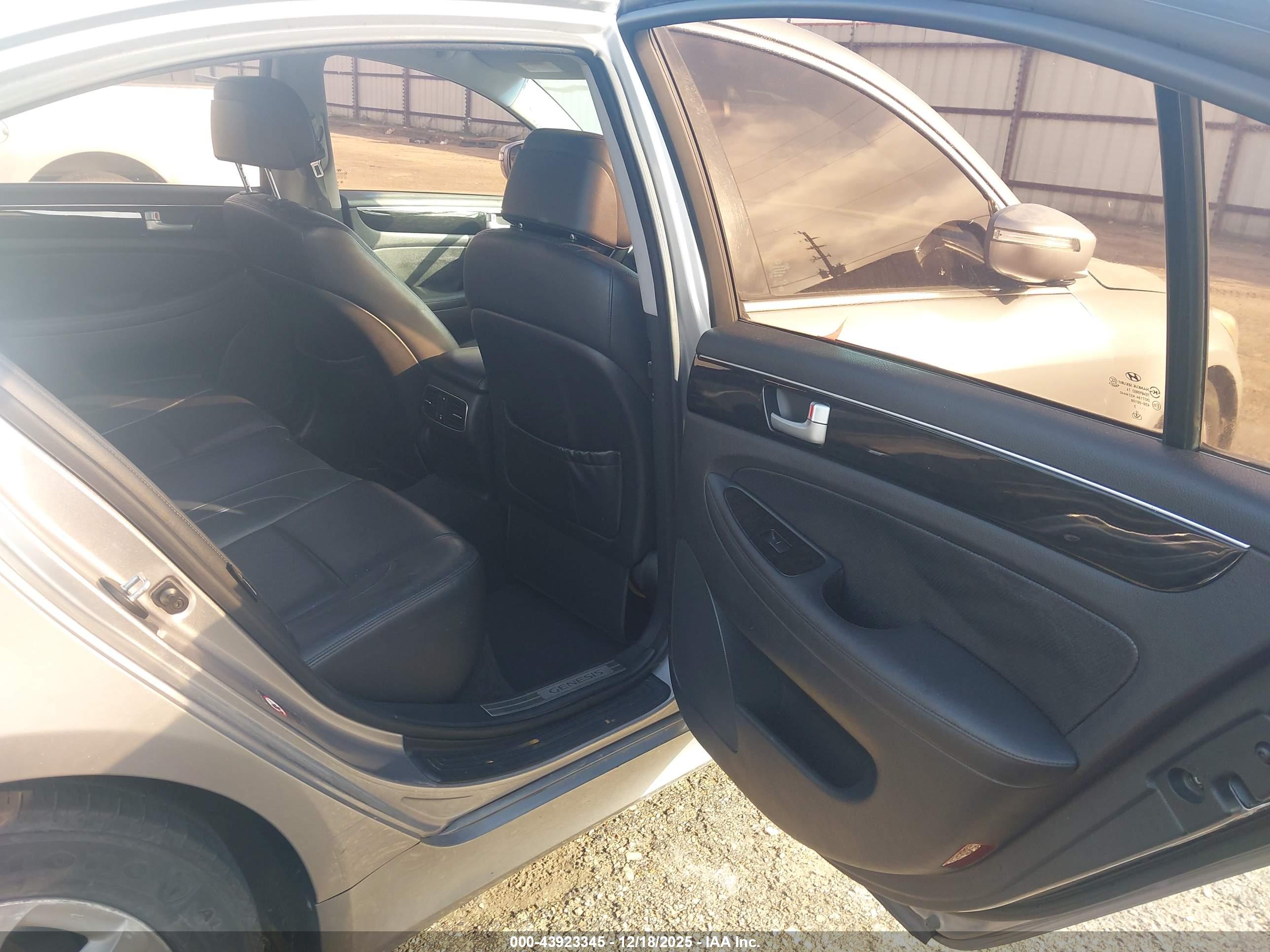 HYUNDAI GENESIS image 8