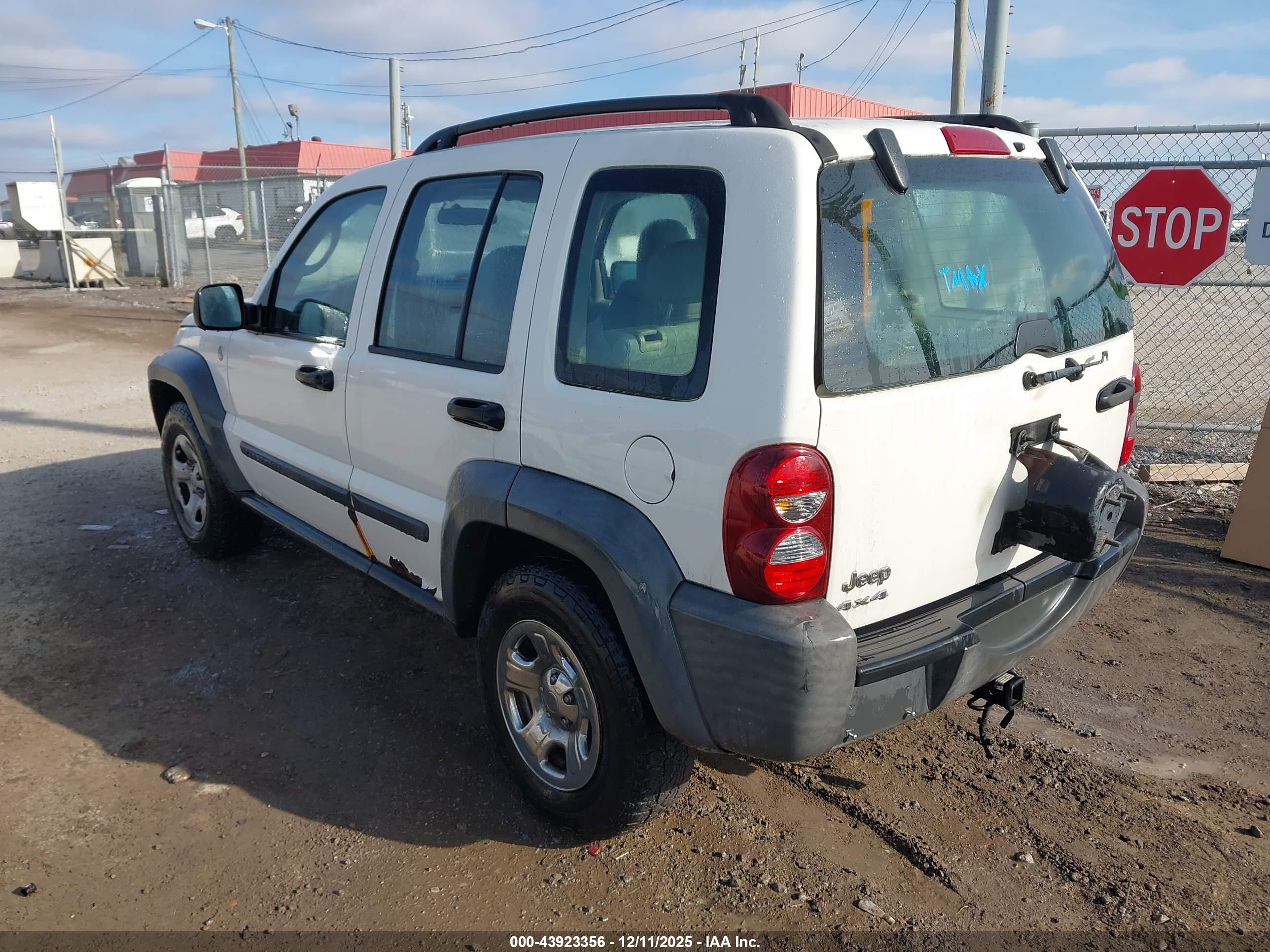JEEP LIBERTY image 3