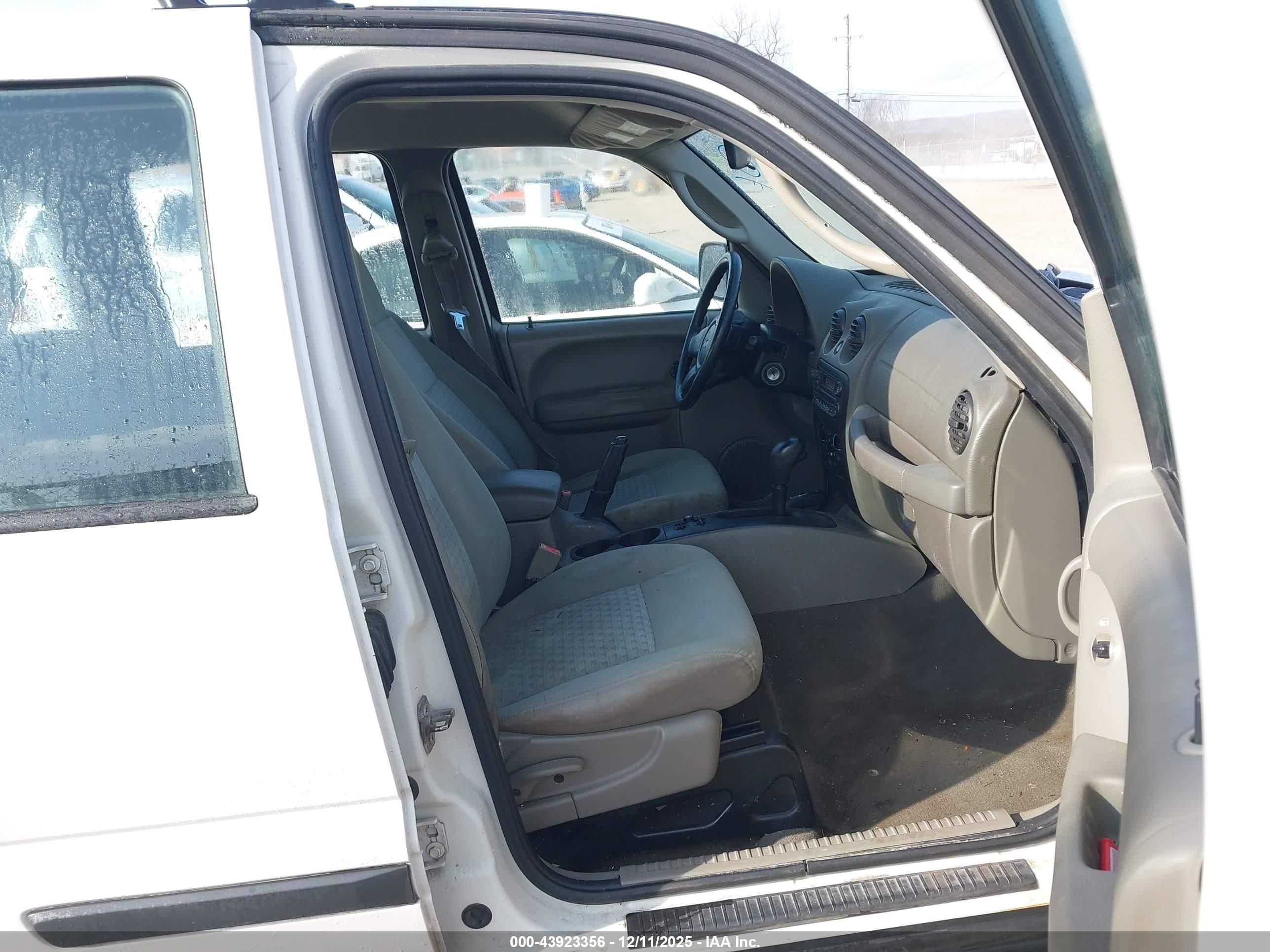 JEEP LIBERTY image 5