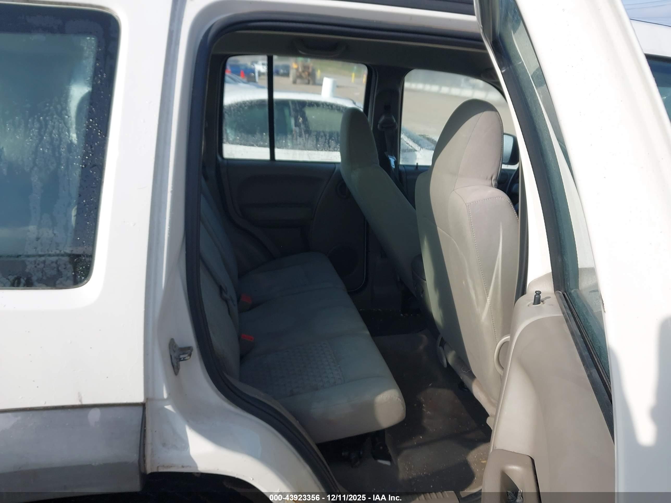 JEEP LIBERTY image 8