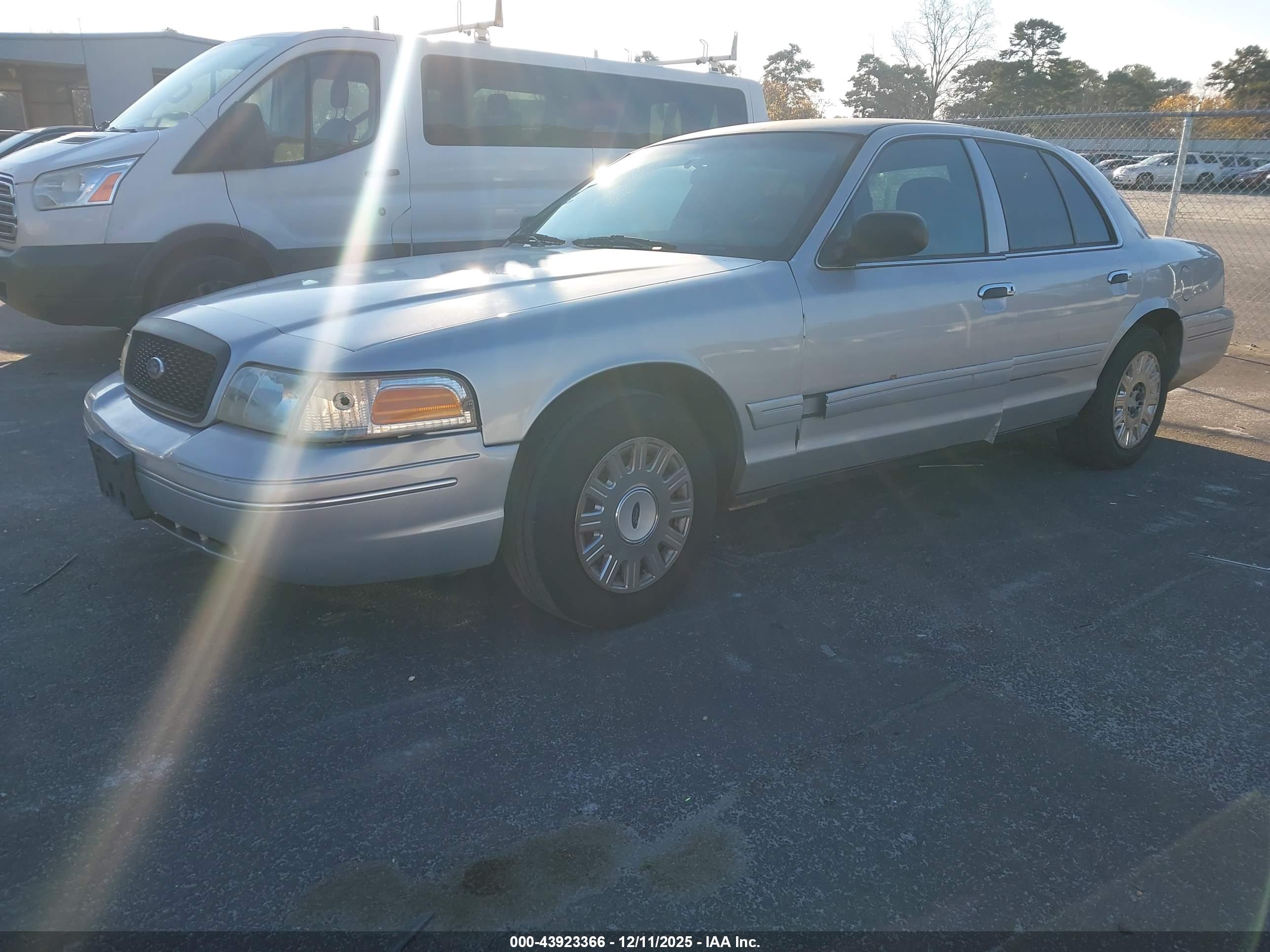 FORD CROWN image 2