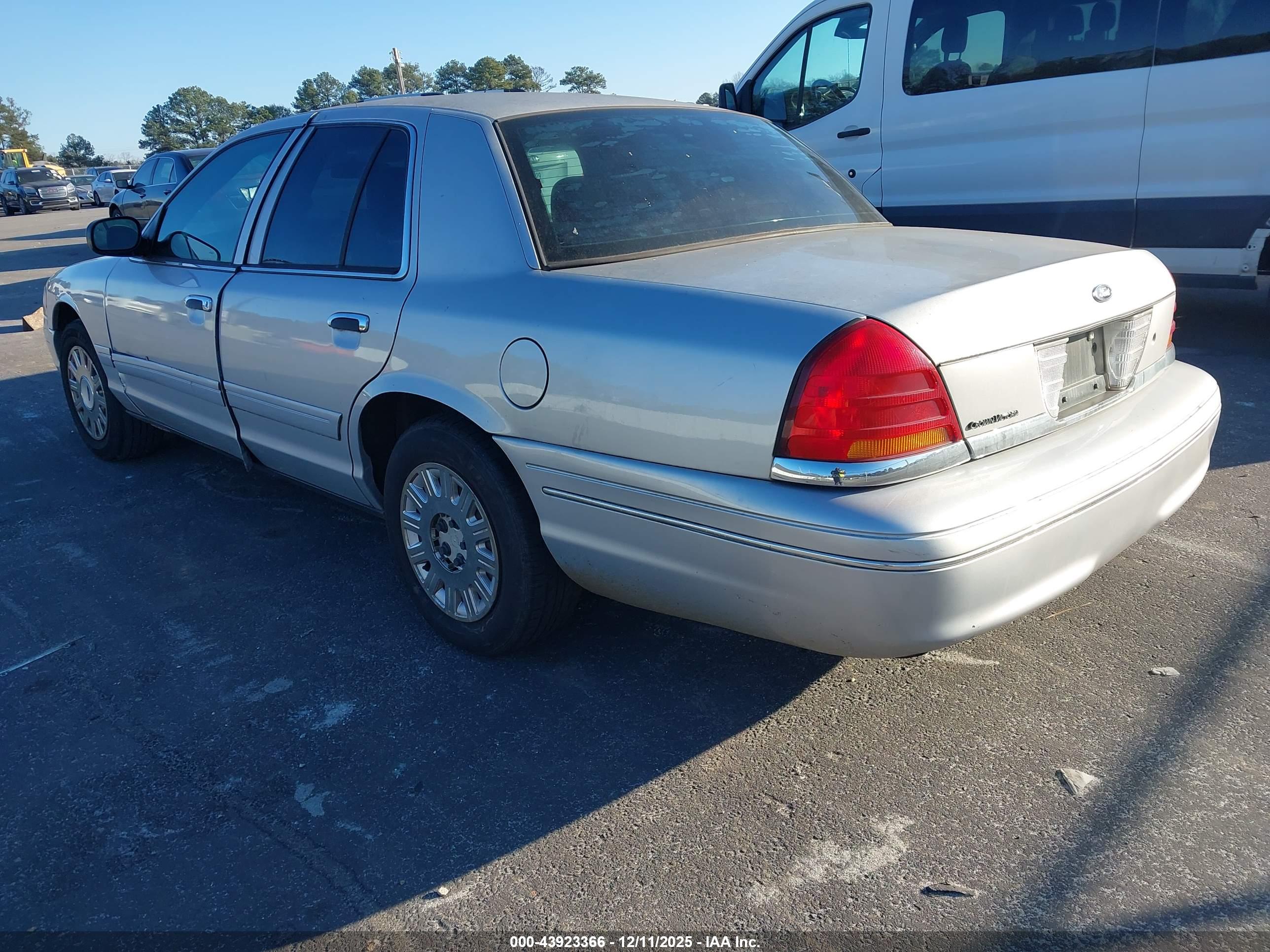 FORD CROWN image 3