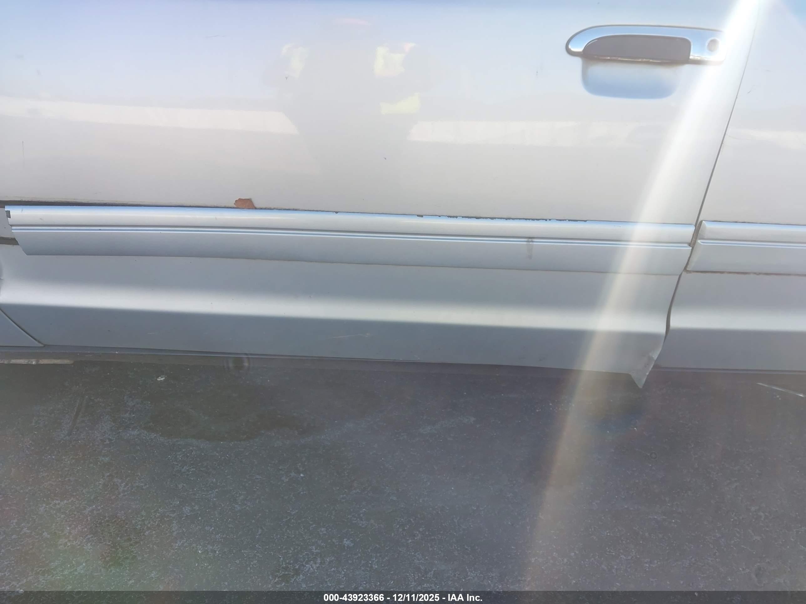 FORD CROWN image 6