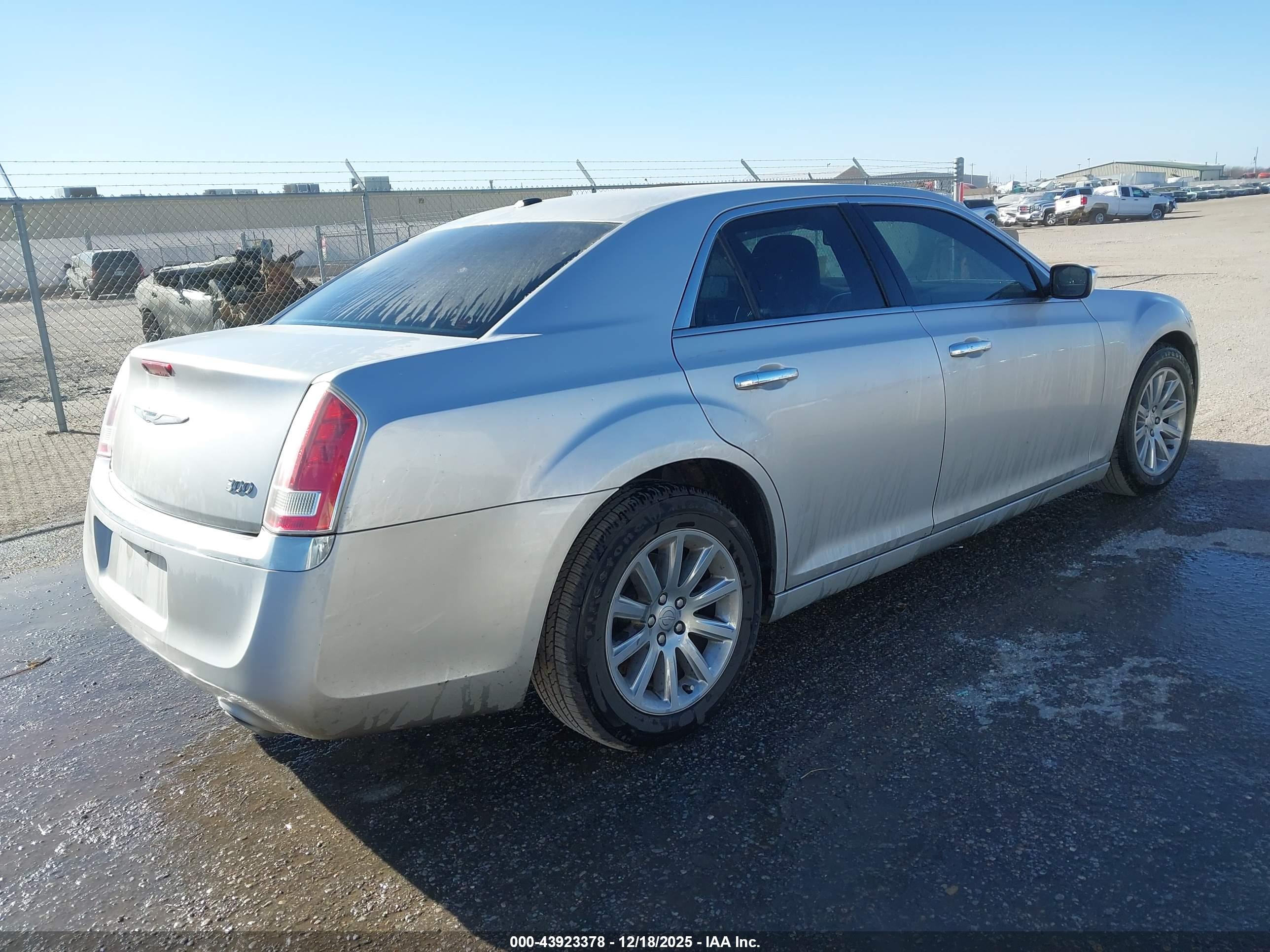 CHRYSLER 300 image 4