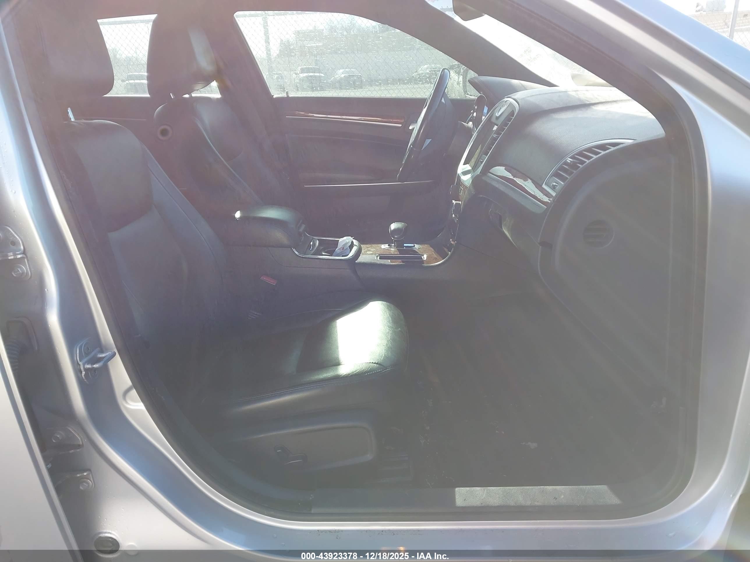 CHRYSLER 300 image 5