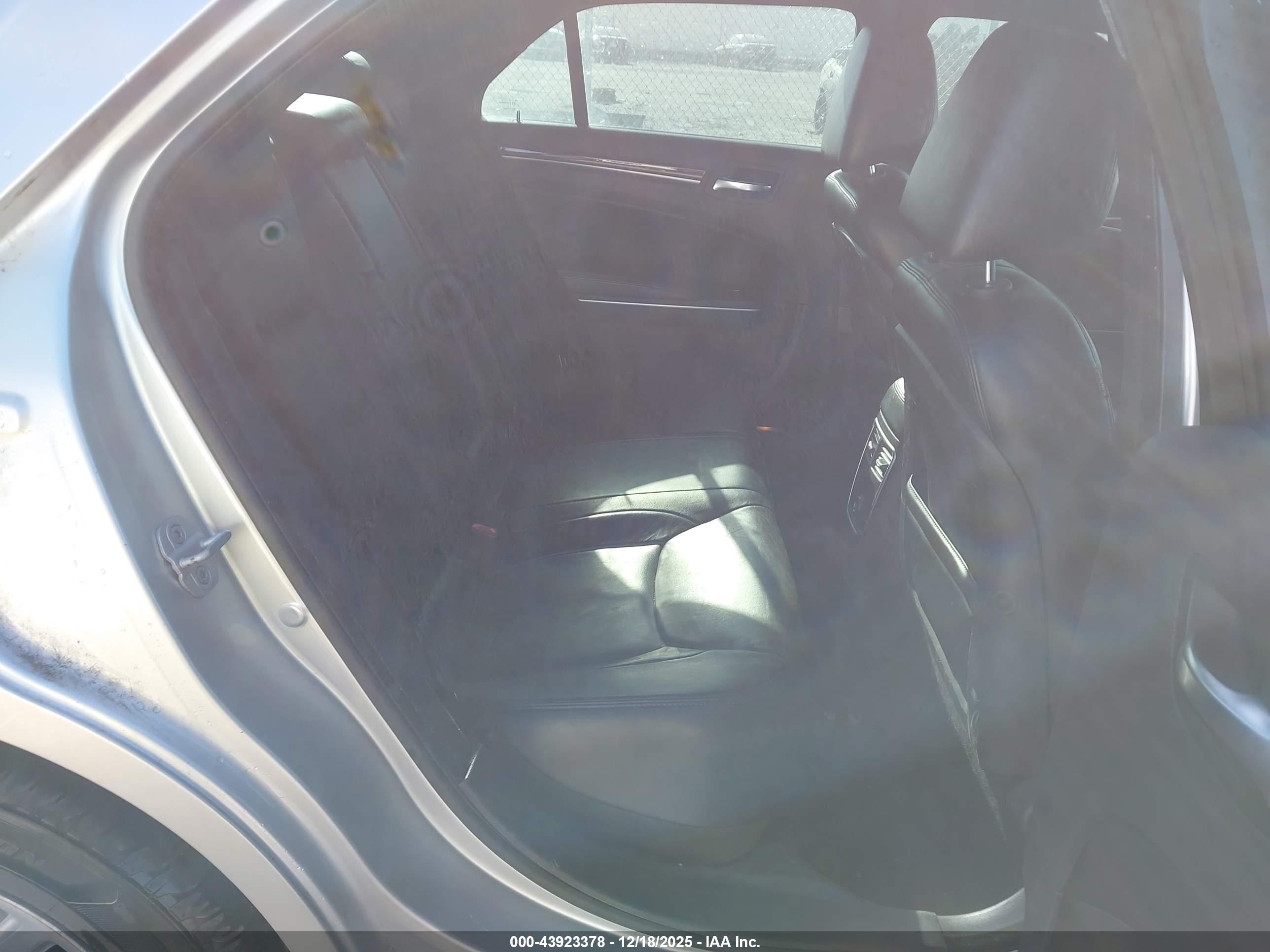 CHRYSLER 300 image 8