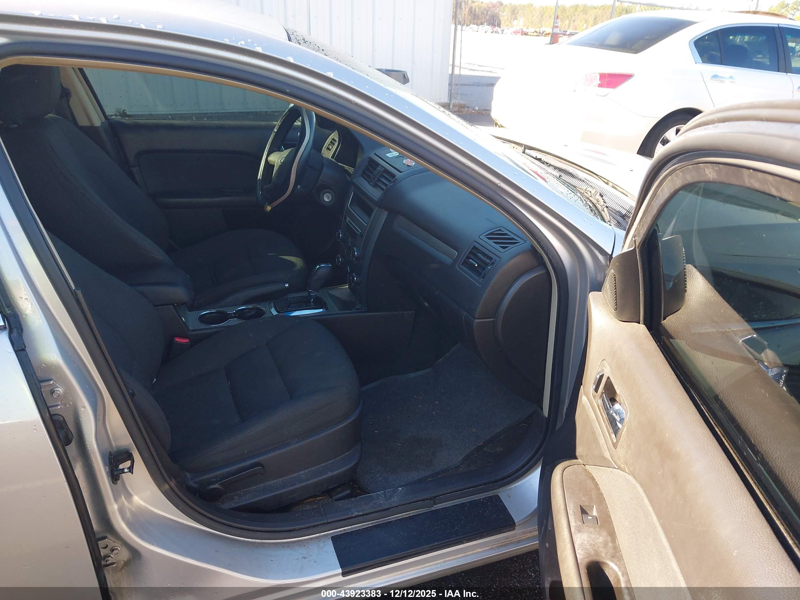 FORD FUSION image 5