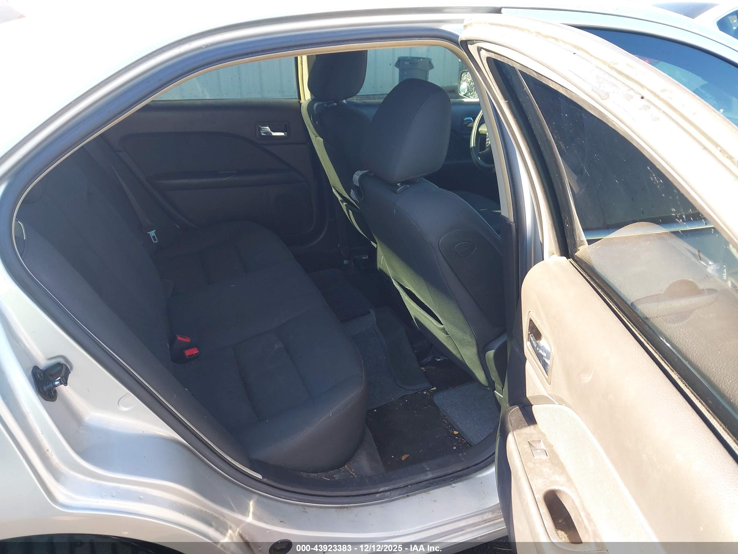 FORD FUSION image 8