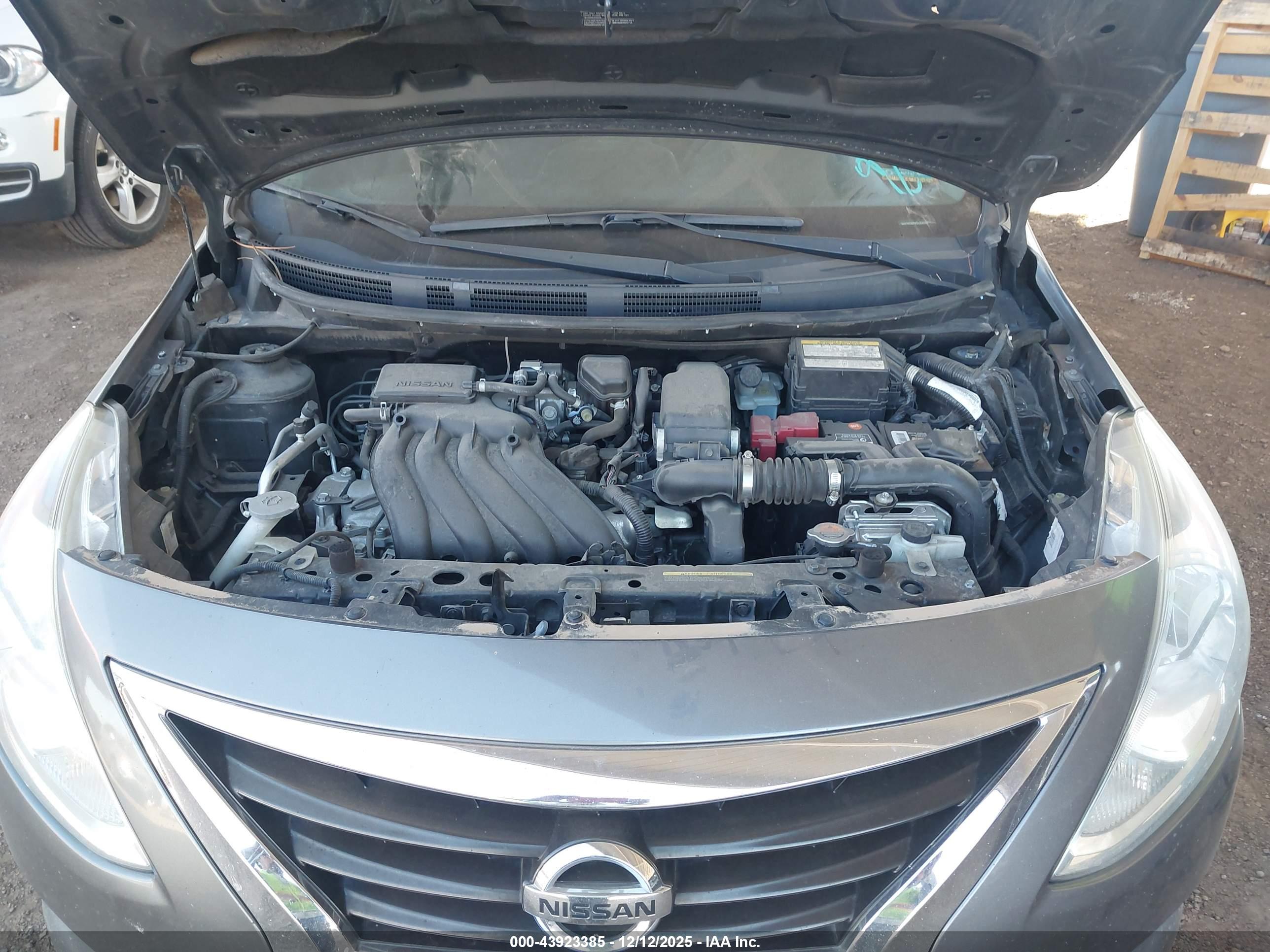 NISSAN VERSA image 10