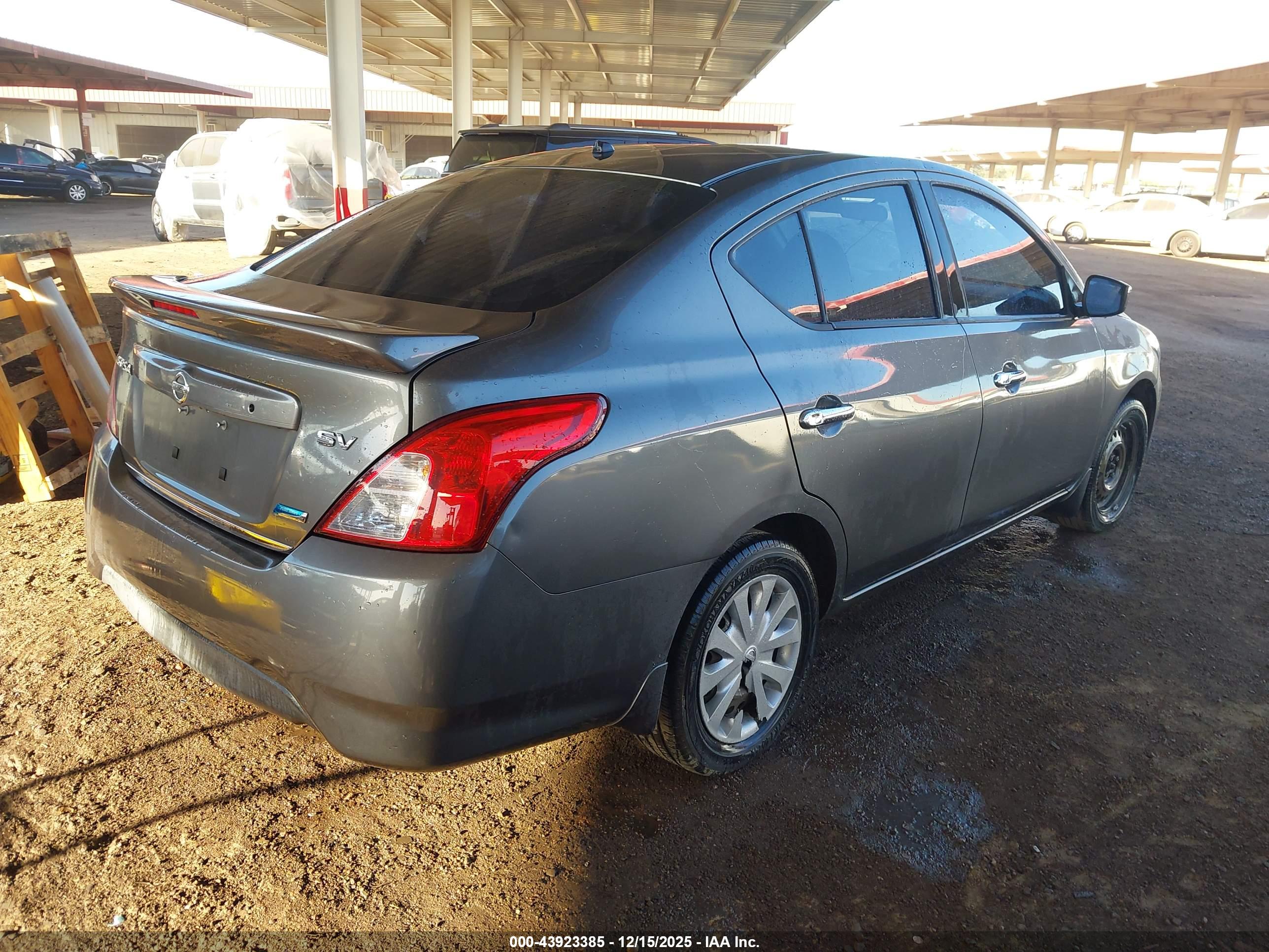 NISSAN VERSA image 4