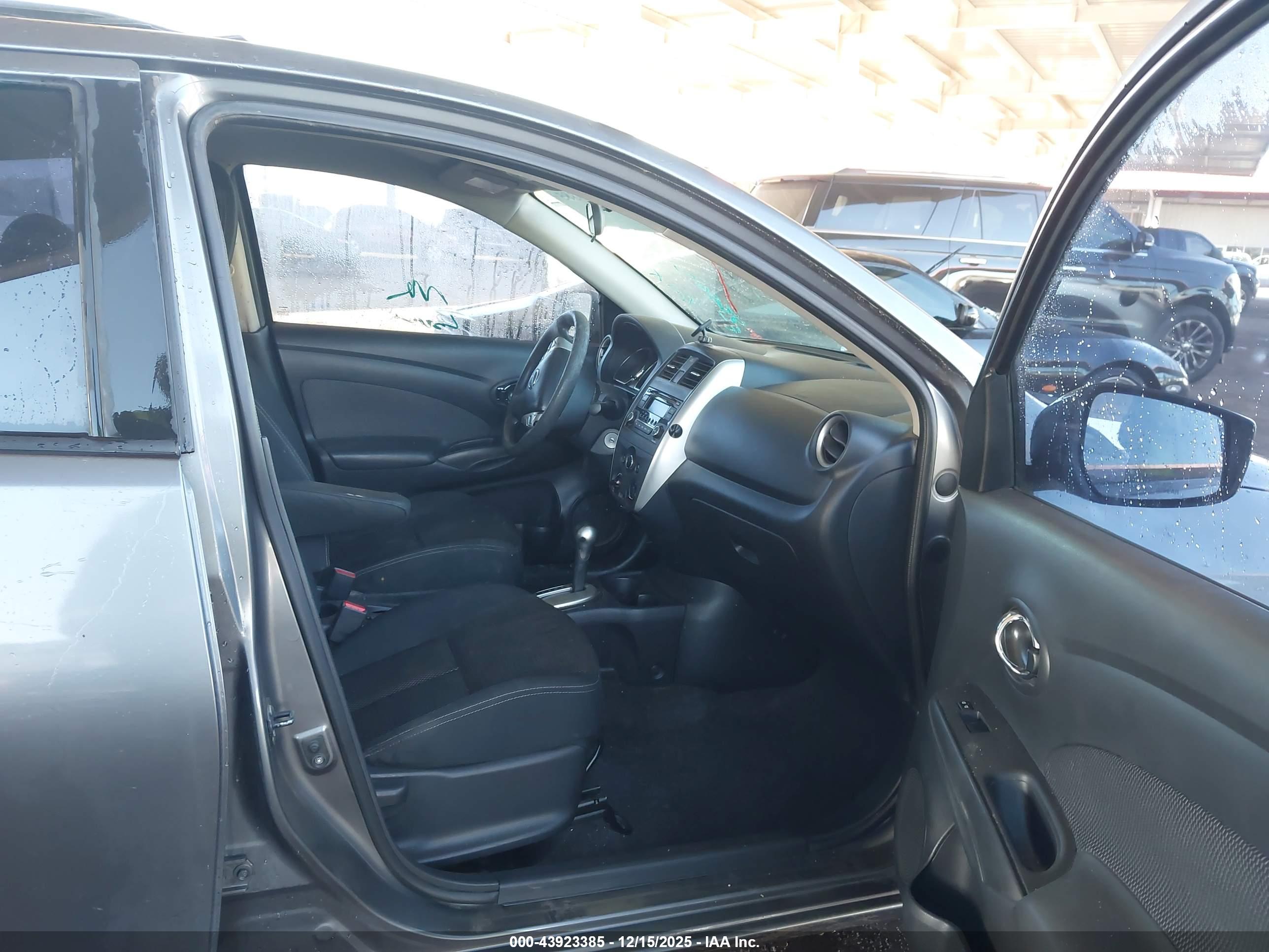 NISSAN VERSA image 5
