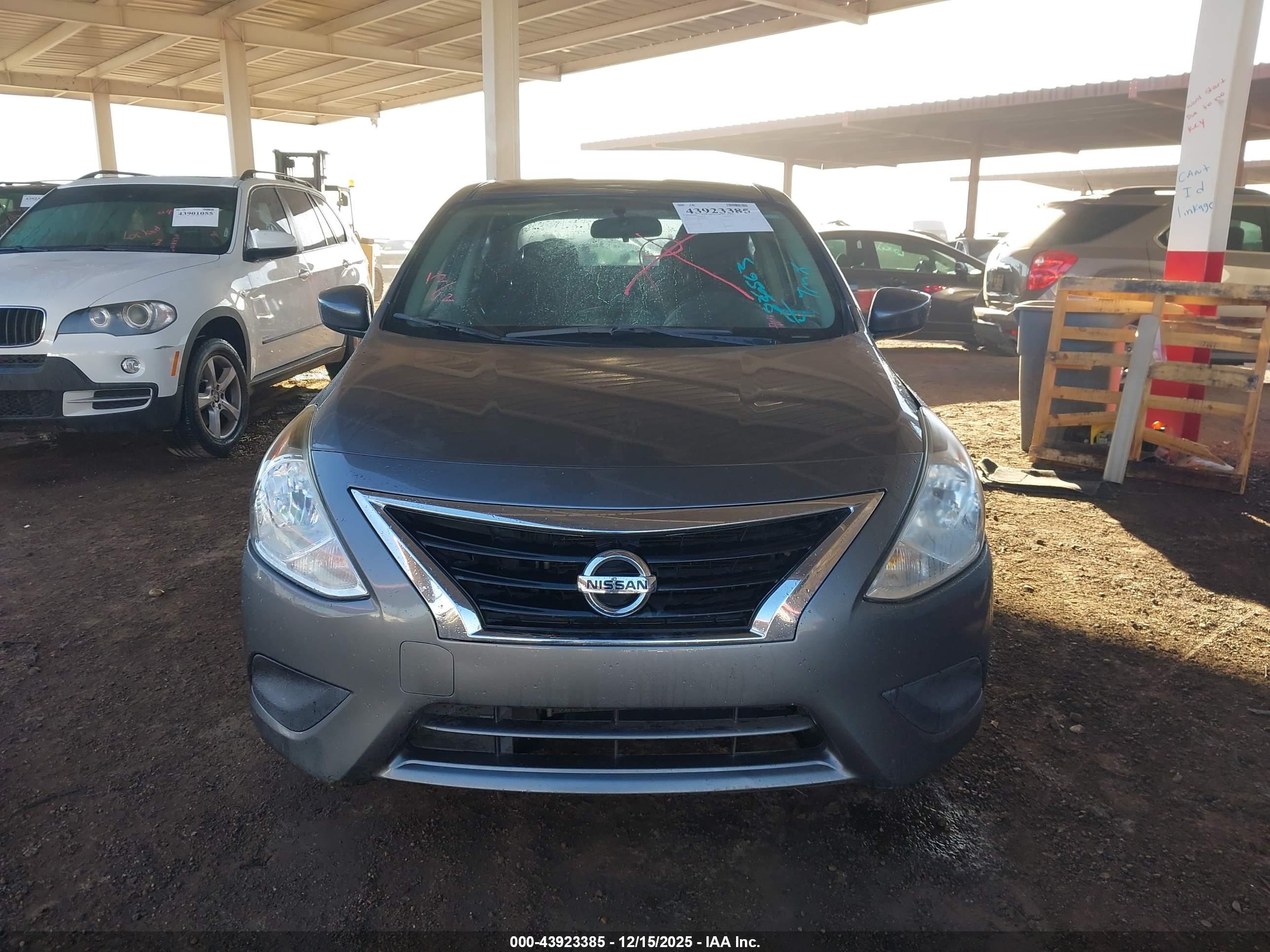 NISSAN VERSA image 6