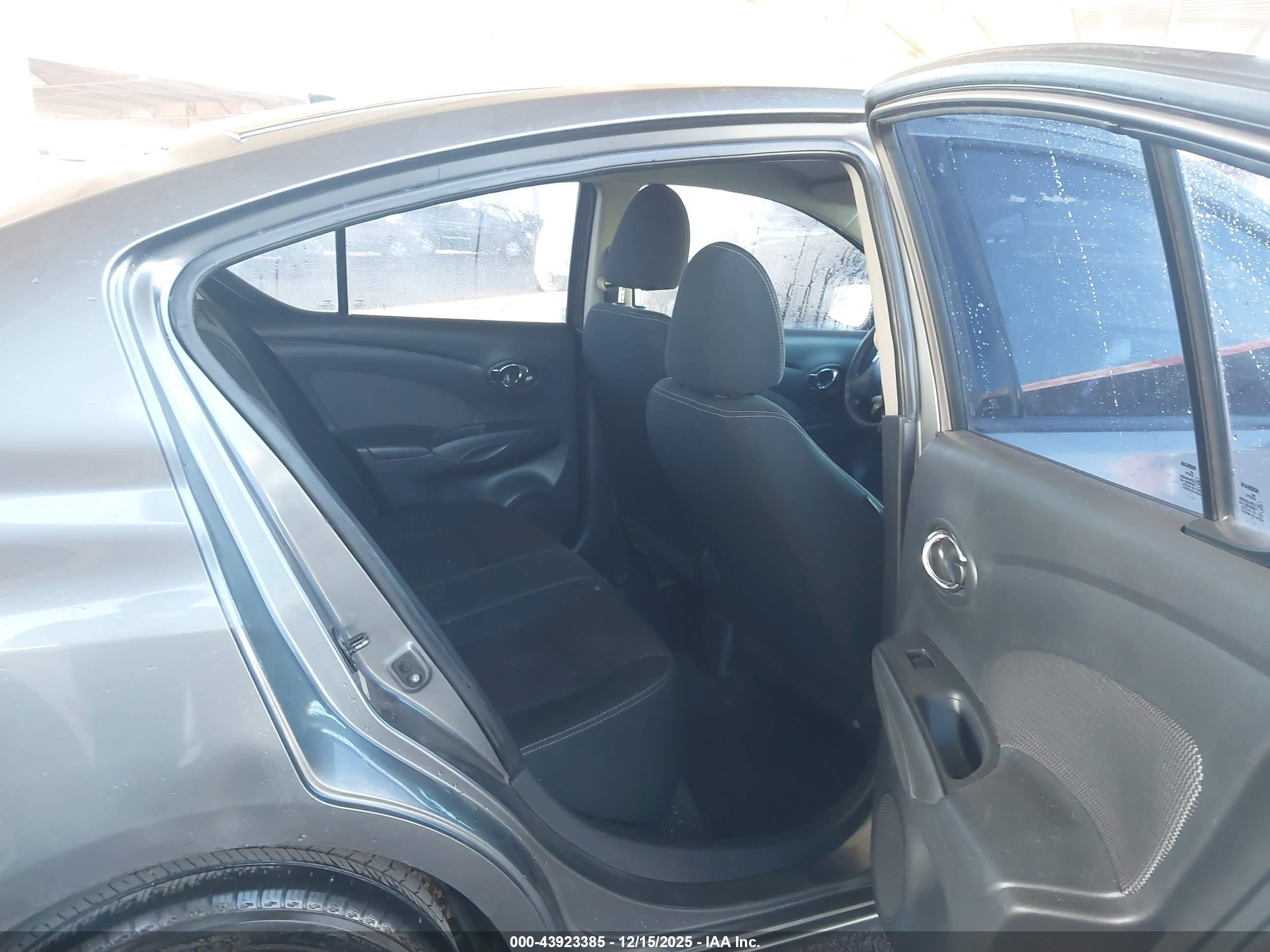 NISSAN VERSA image 8