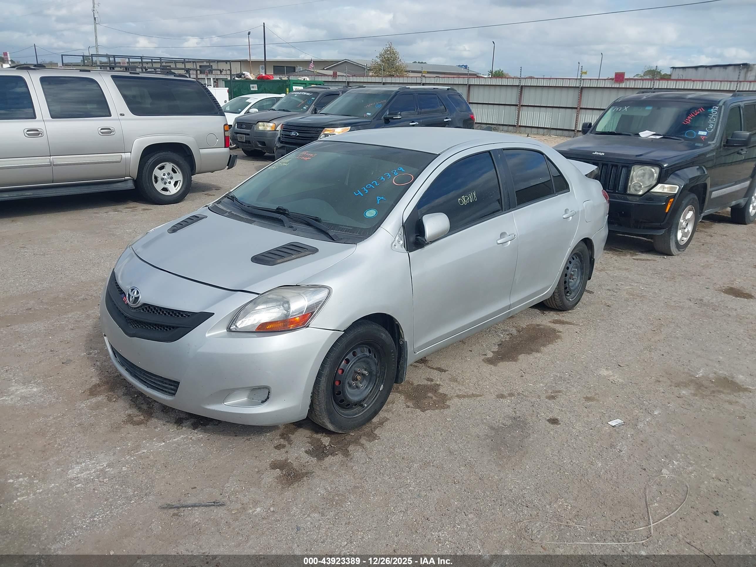 TOYOTA YARIS image 2