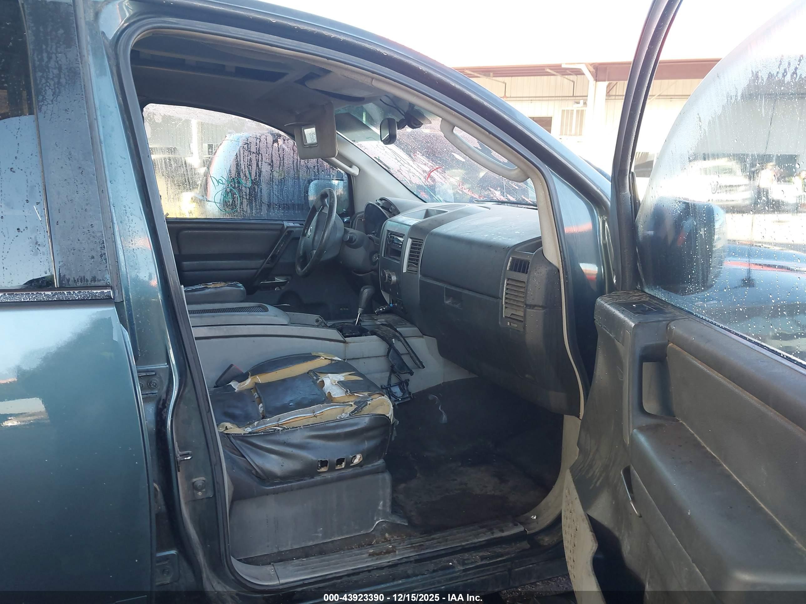 NISSAN TITAN image 5