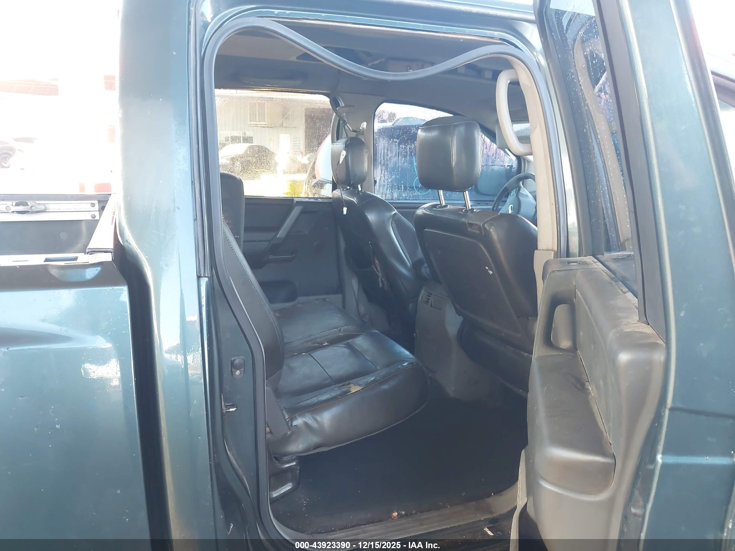 NISSAN TITAN image 8