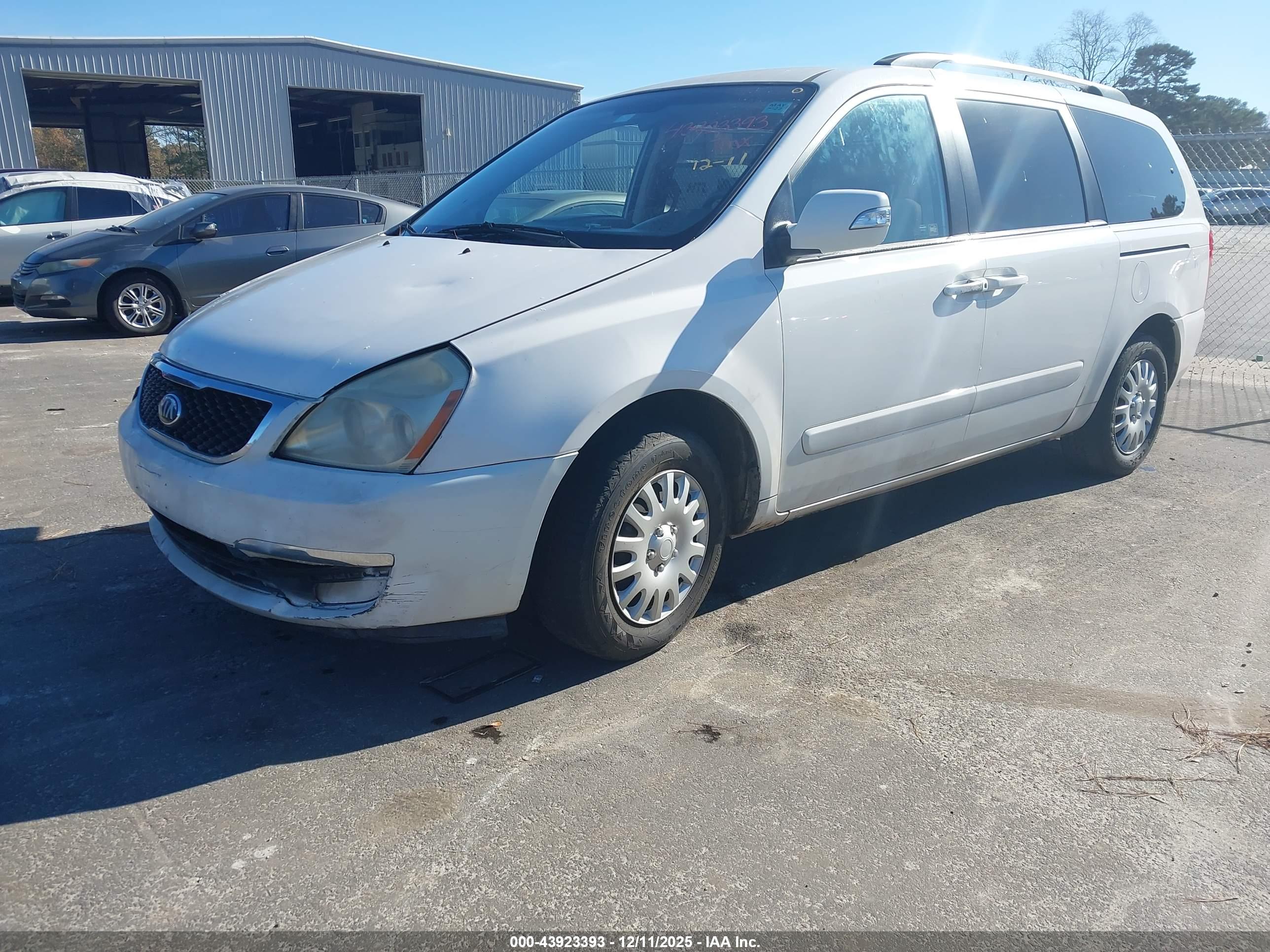 KIA SEDONA image 2