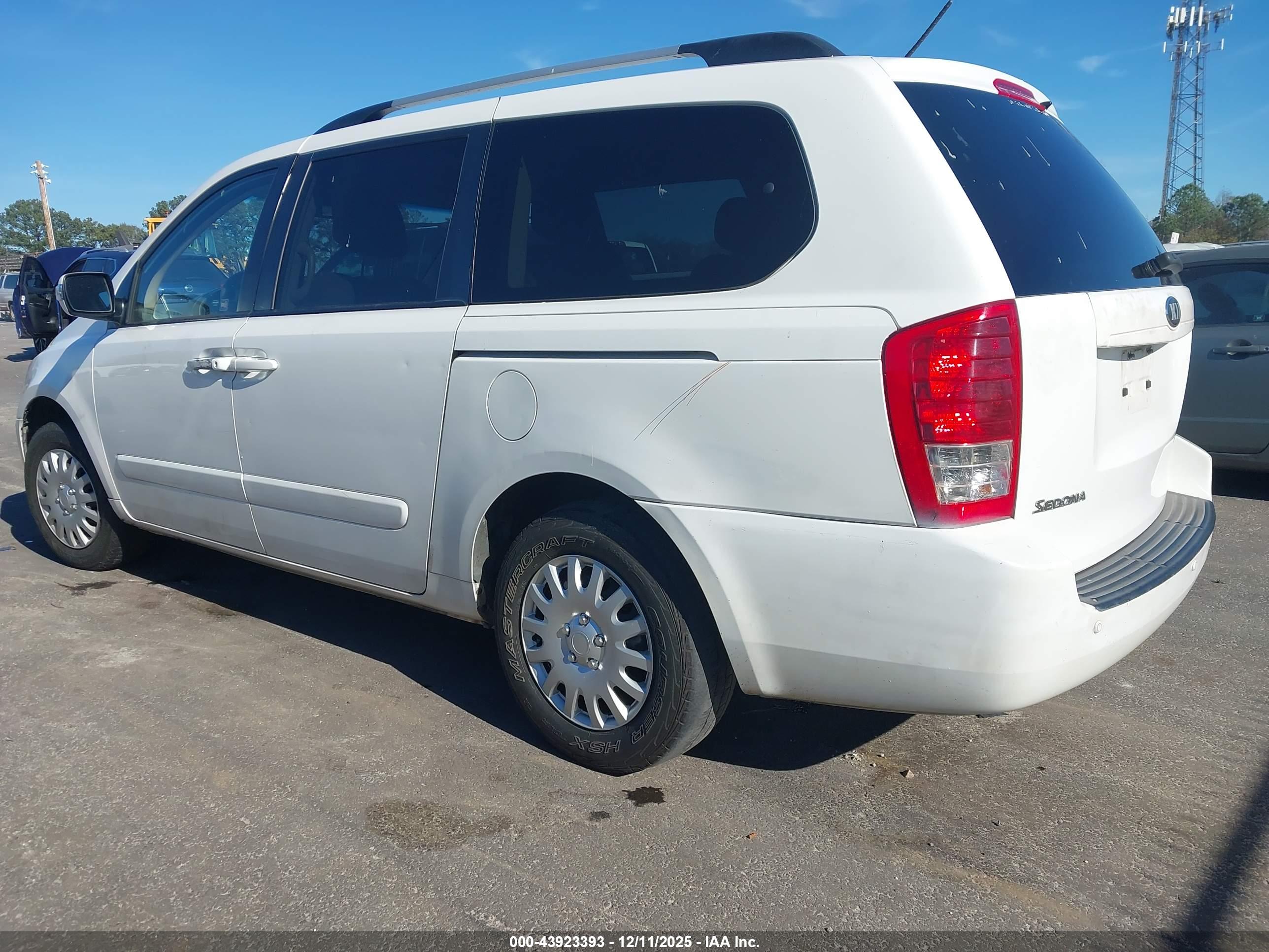 KIA SEDONA image 3