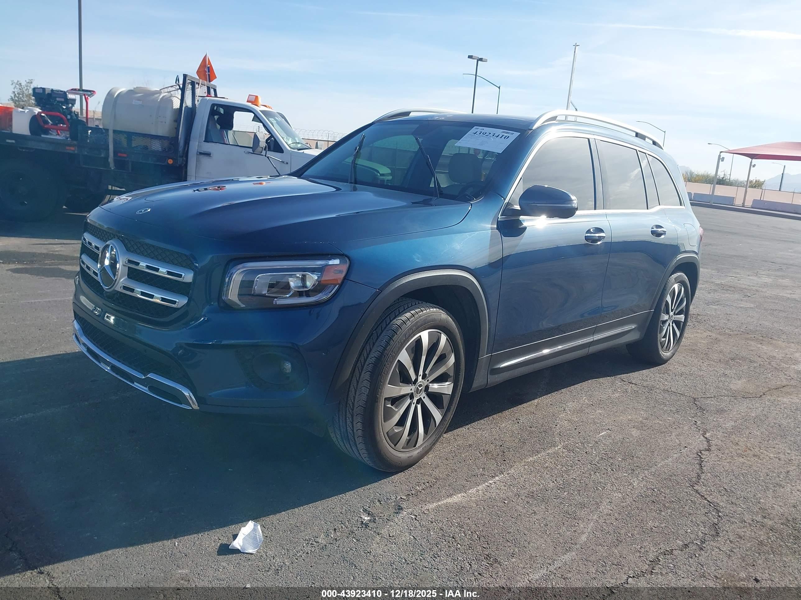 MERCEDES-BENZ GLB image 2