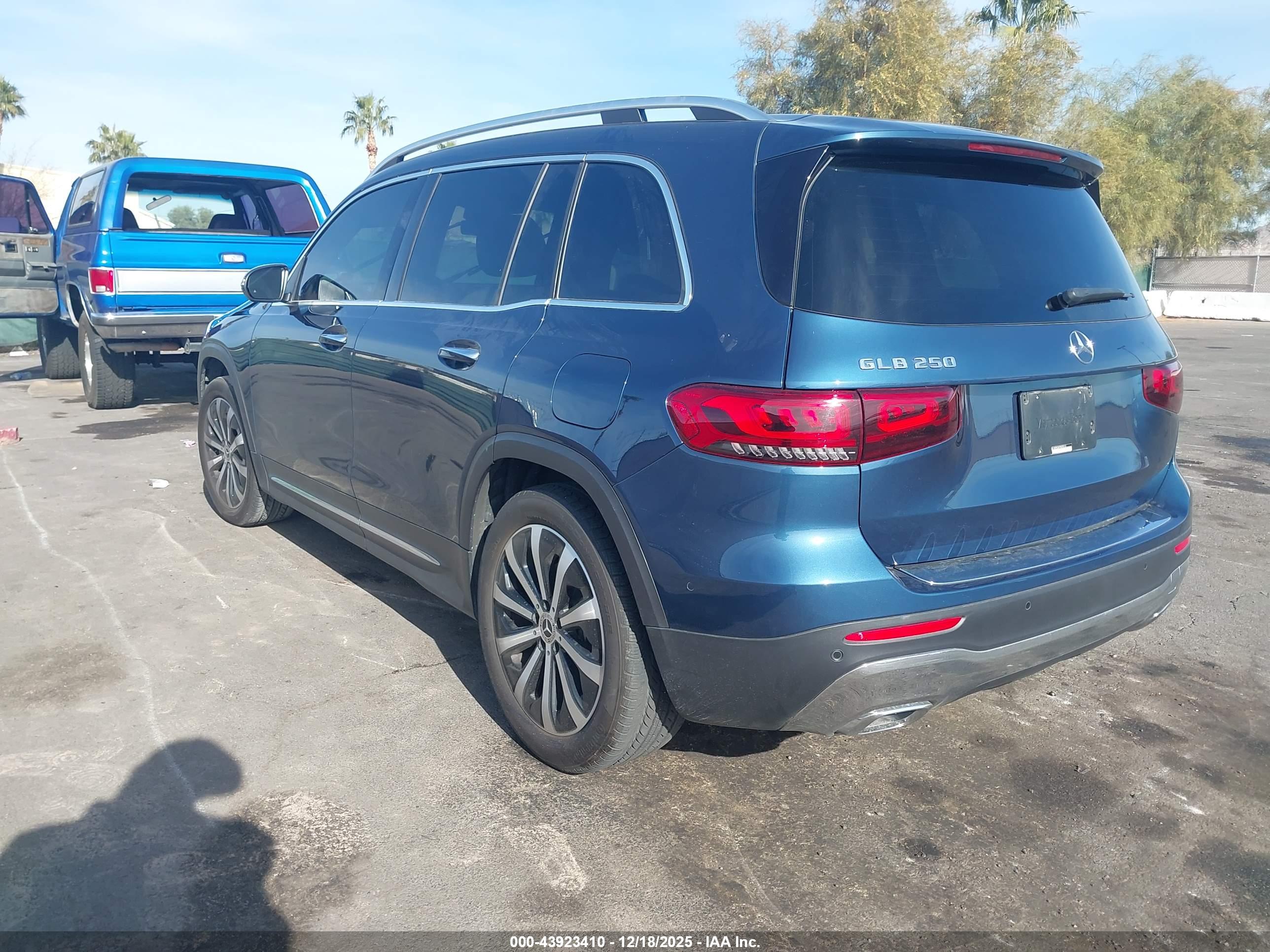 MERCEDES-BENZ GLB image 3