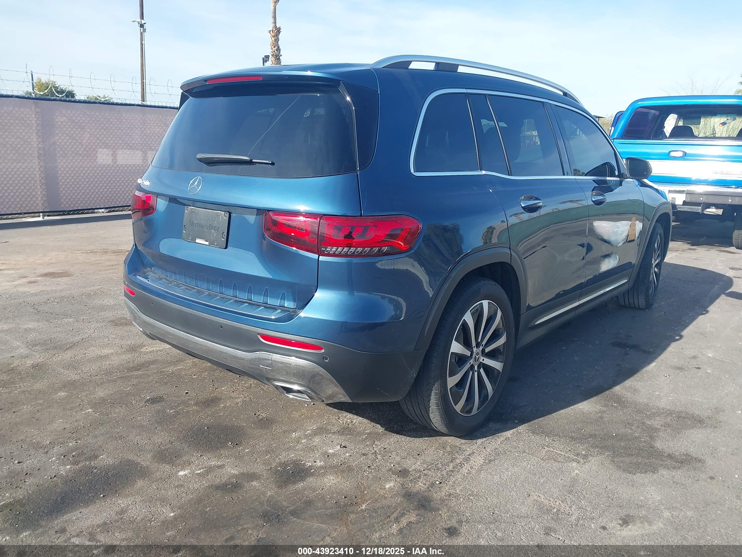 MERCEDES-BENZ GLB image 4