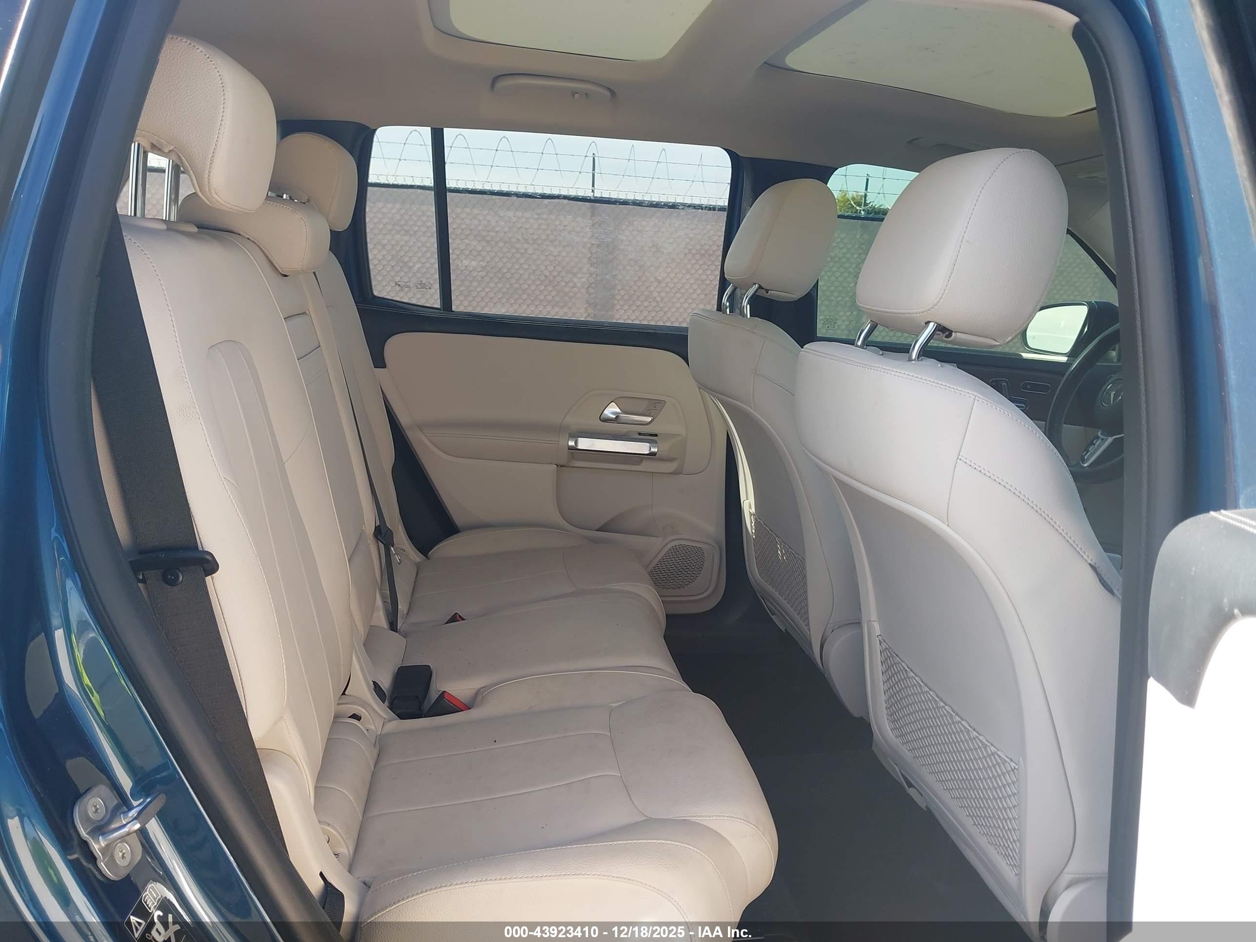 MERCEDES-BENZ GLB image 8