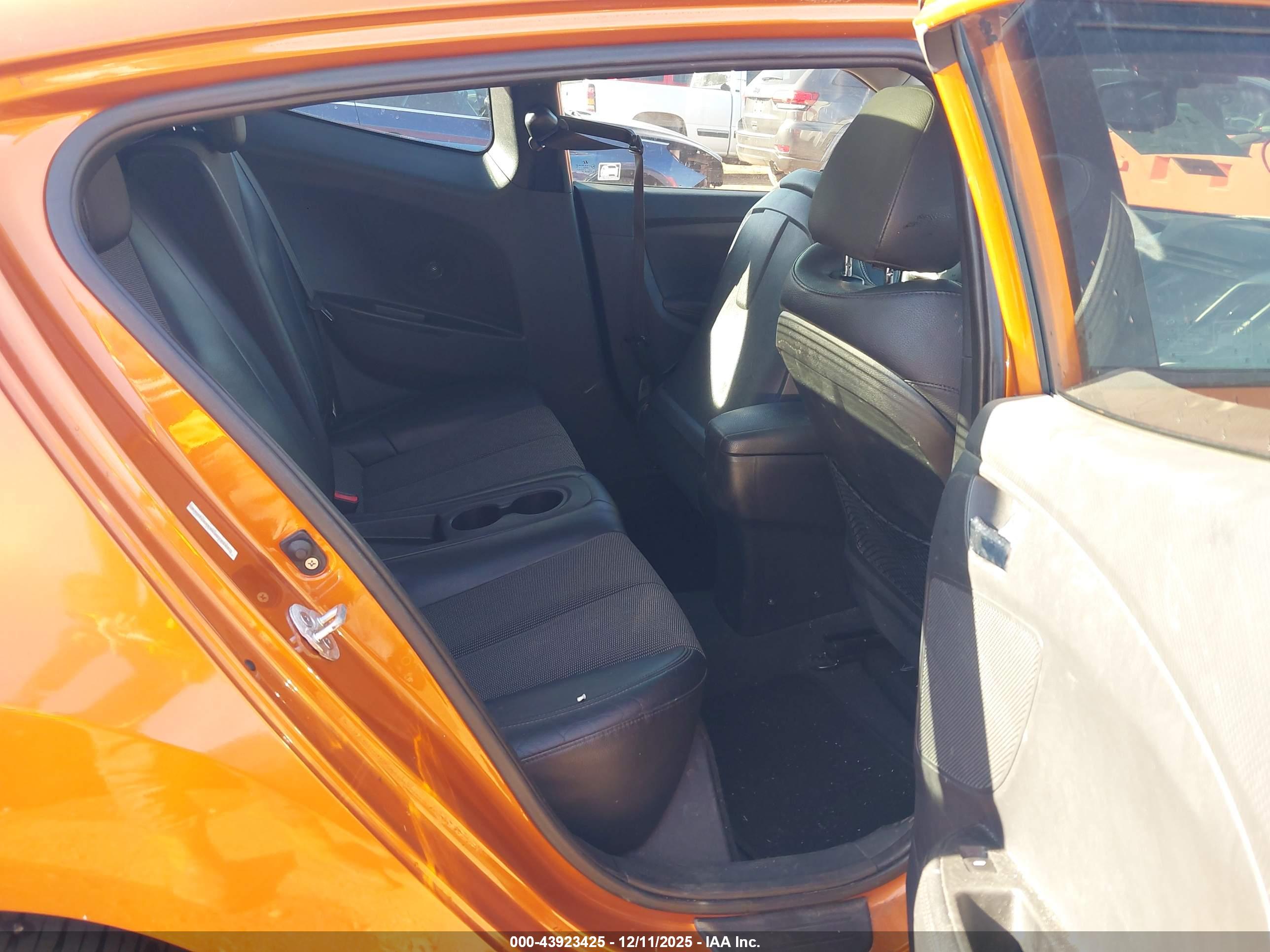 HYUNDAI VELOSTER image 8