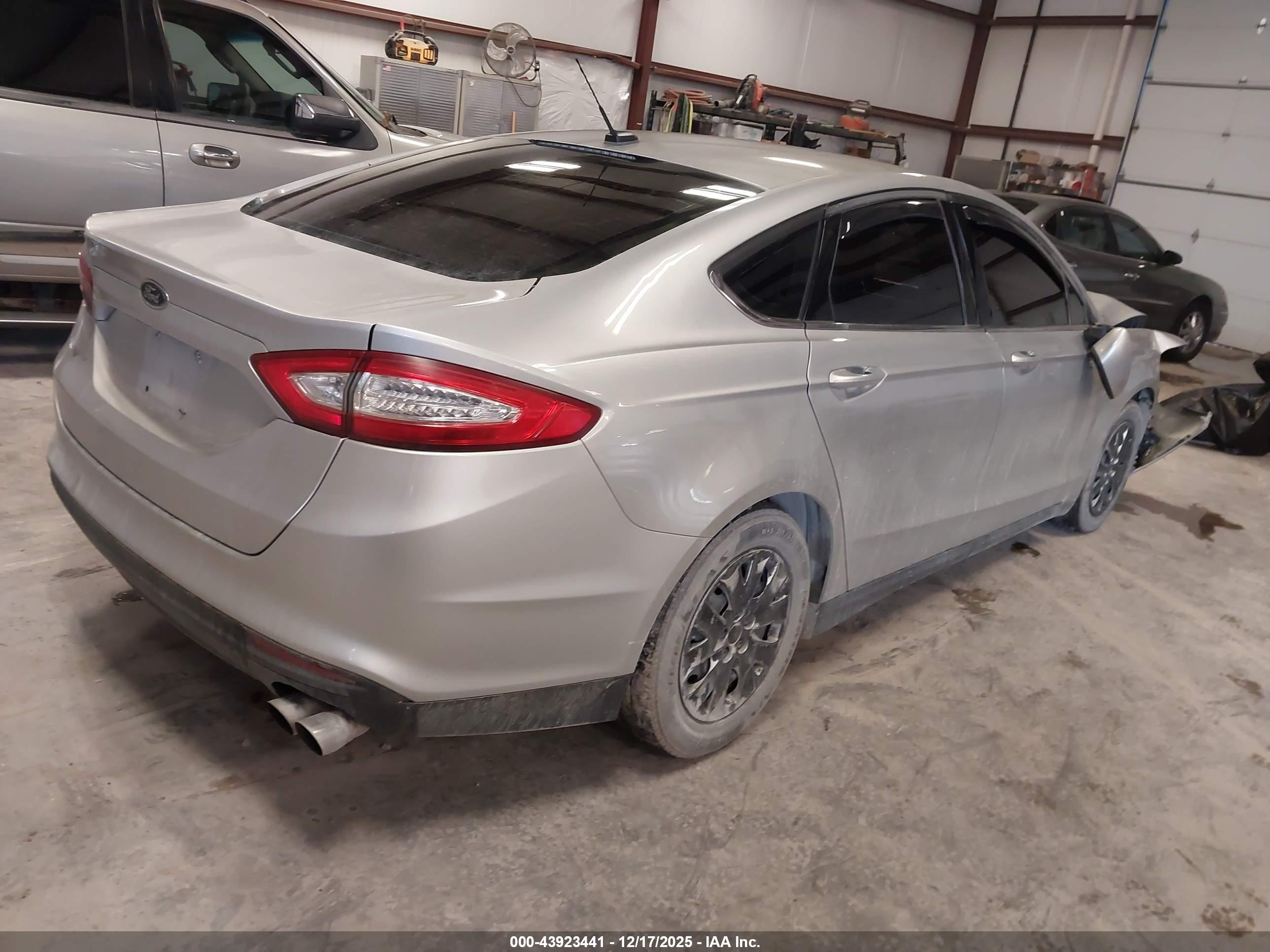 FORD FUSION image 4