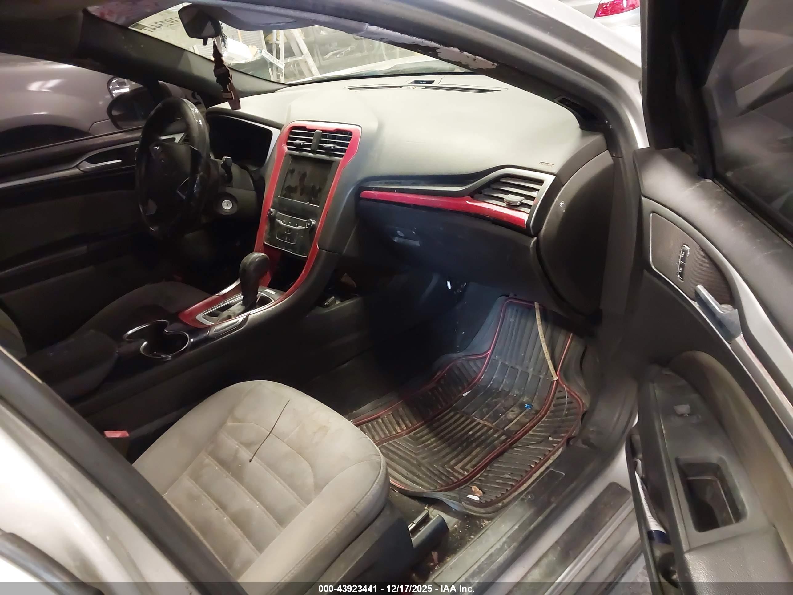 FORD FUSION image 5