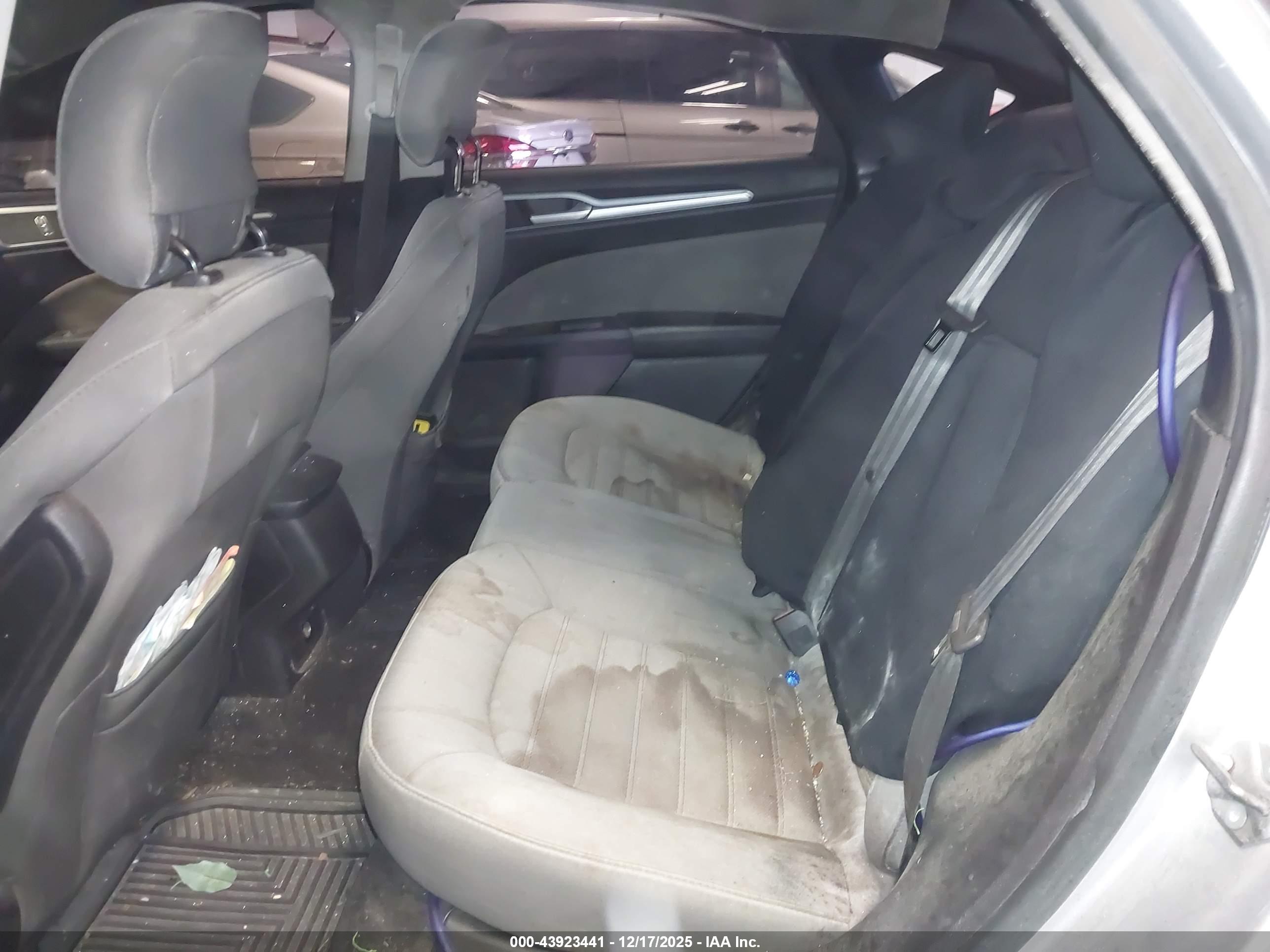 FORD FUSION image 8