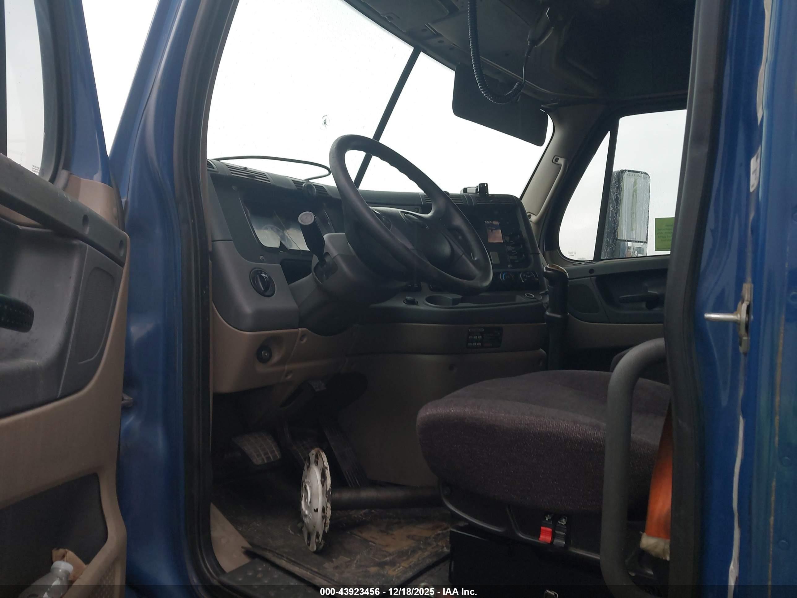 FREIGHTLINER CASCADIA image 7