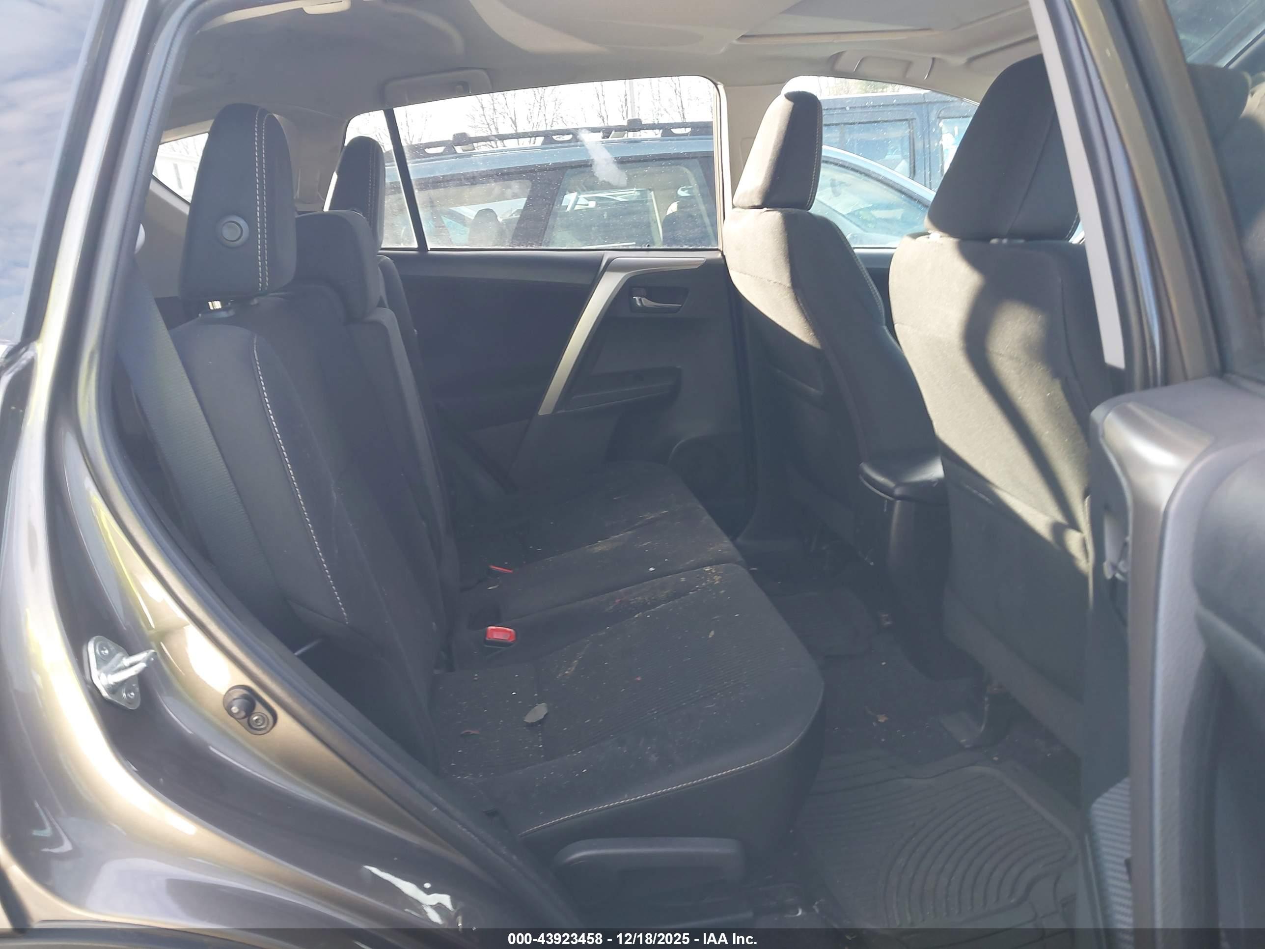 TOYOTA RAV4 image 8