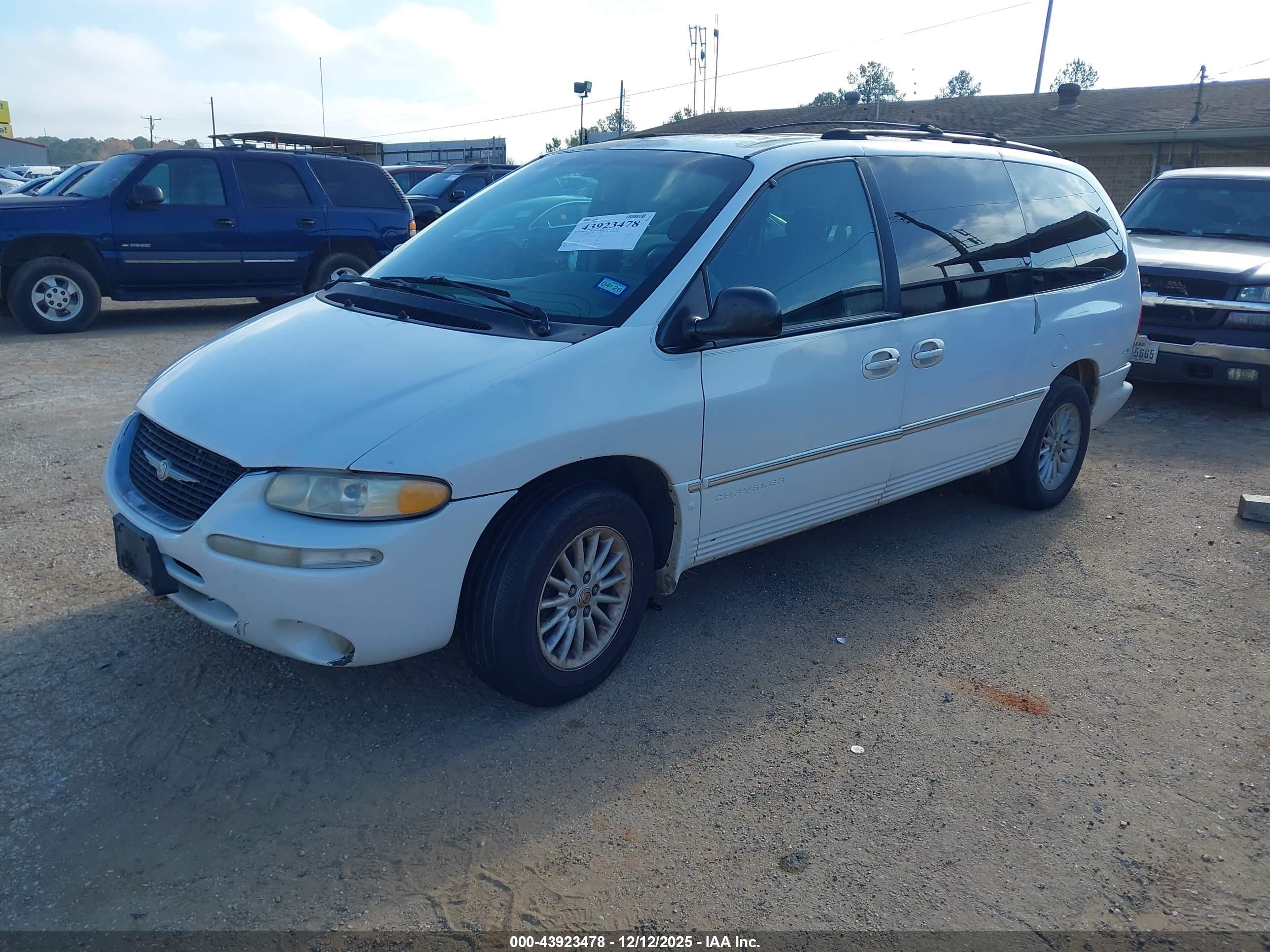 CHRYSLER TOWN image 2