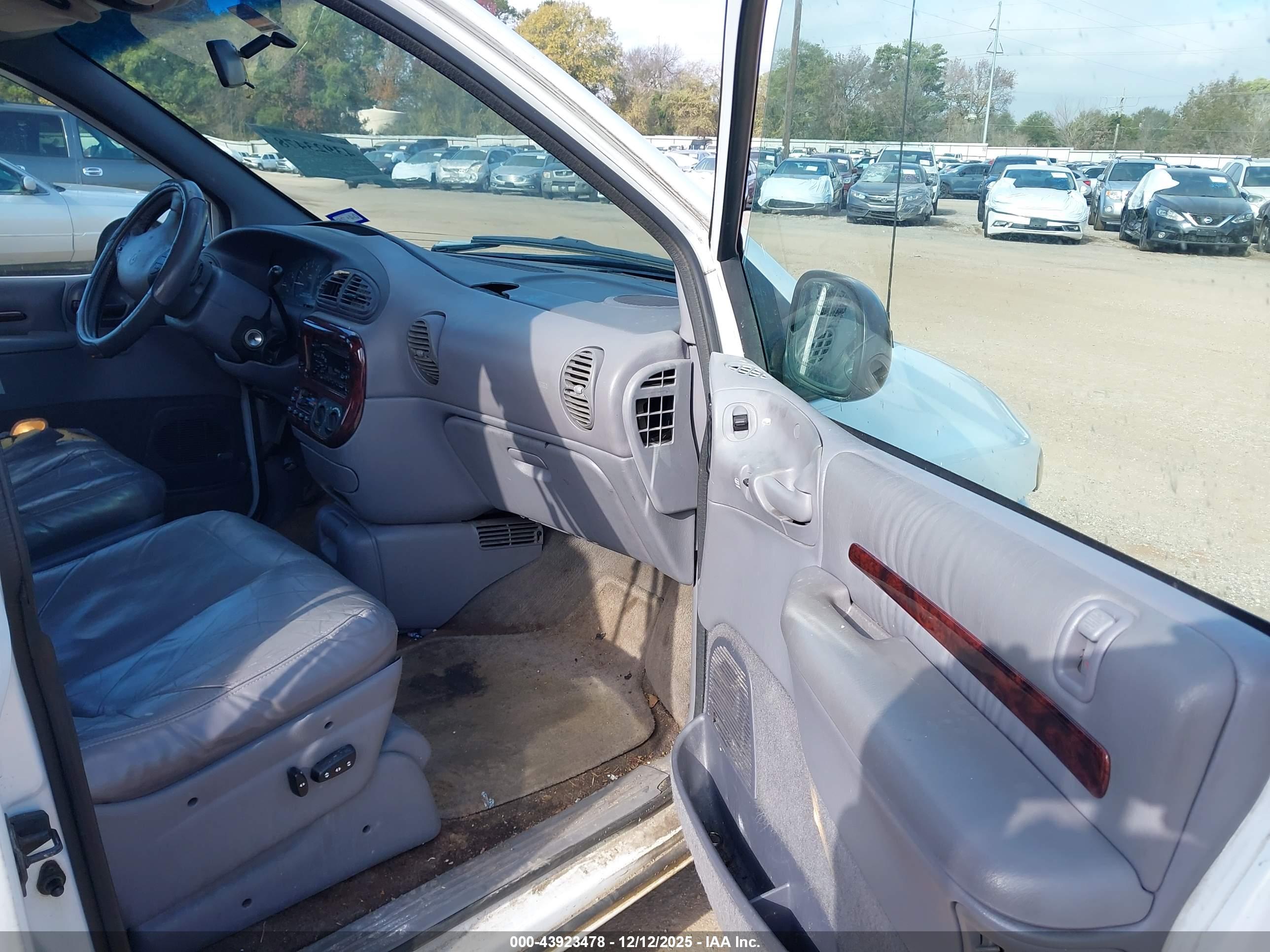 CHRYSLER TOWN image 5